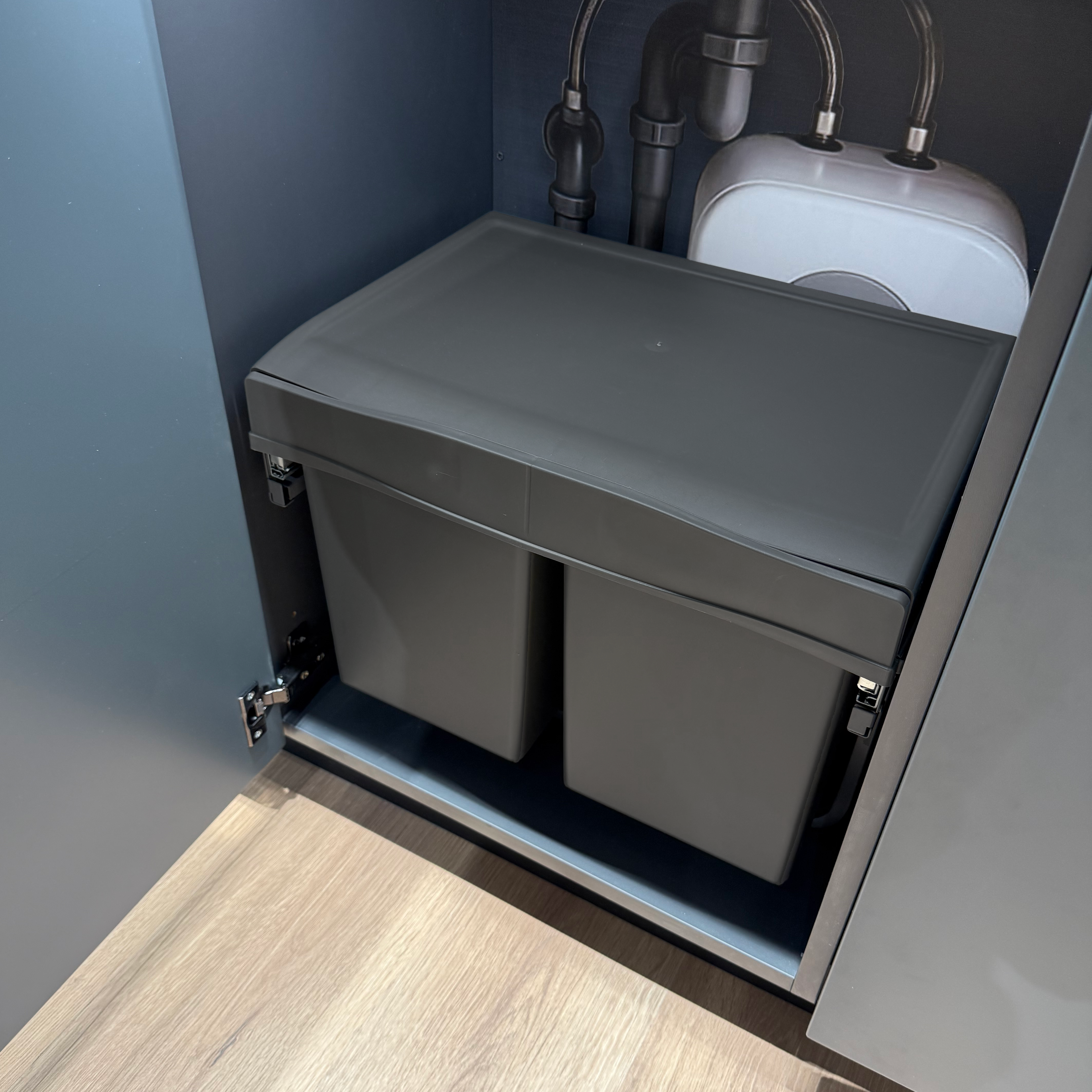 Copenhagen Front 3-30, mørk grå • Affaldssystem i stål og plast med 3 spande og fuldudtræk