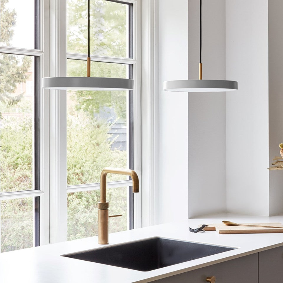 Asteria Plus pendel, lysegrå (mist) og messing • UMAGE