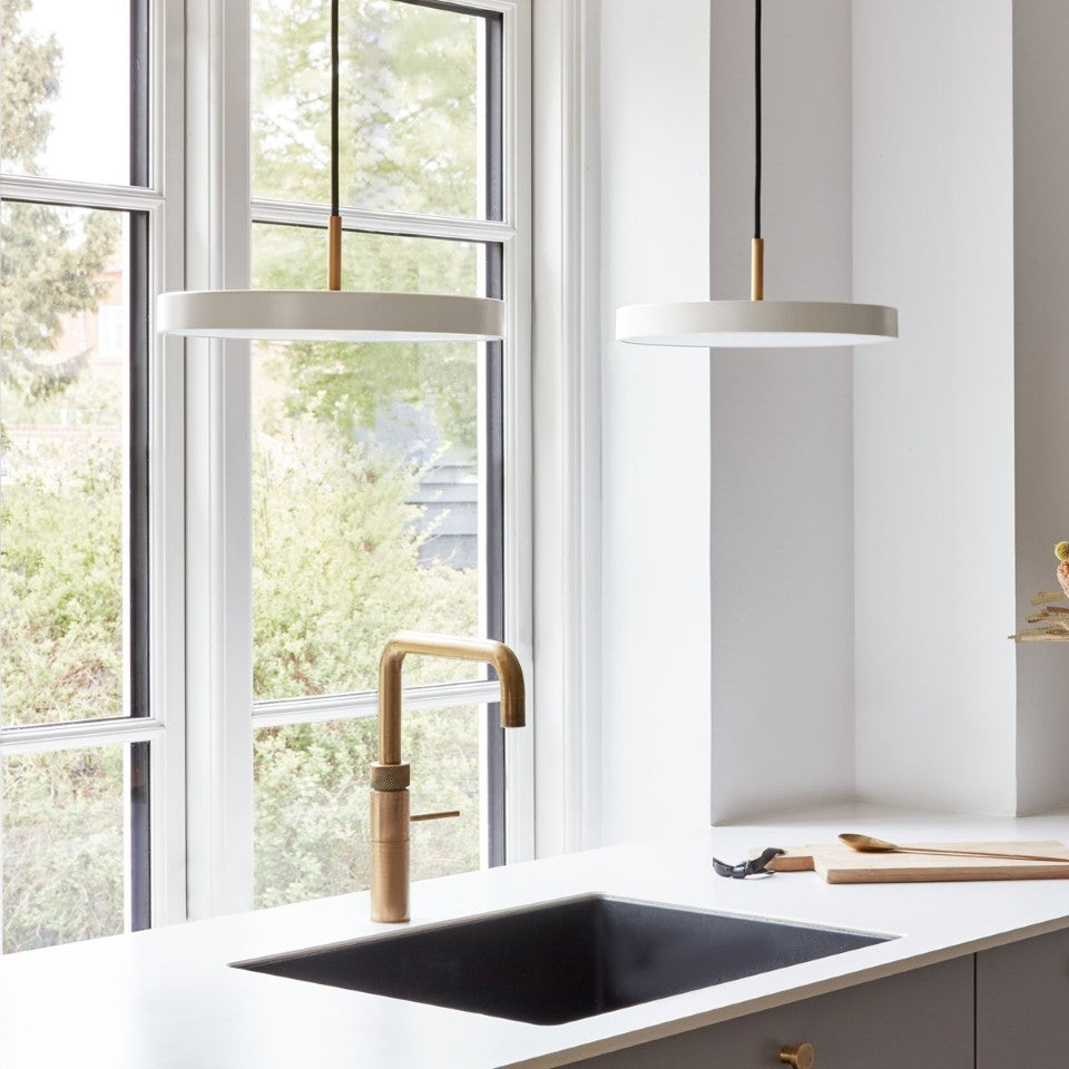 Asteria Plus pendel, hvid og messing • UMAGE