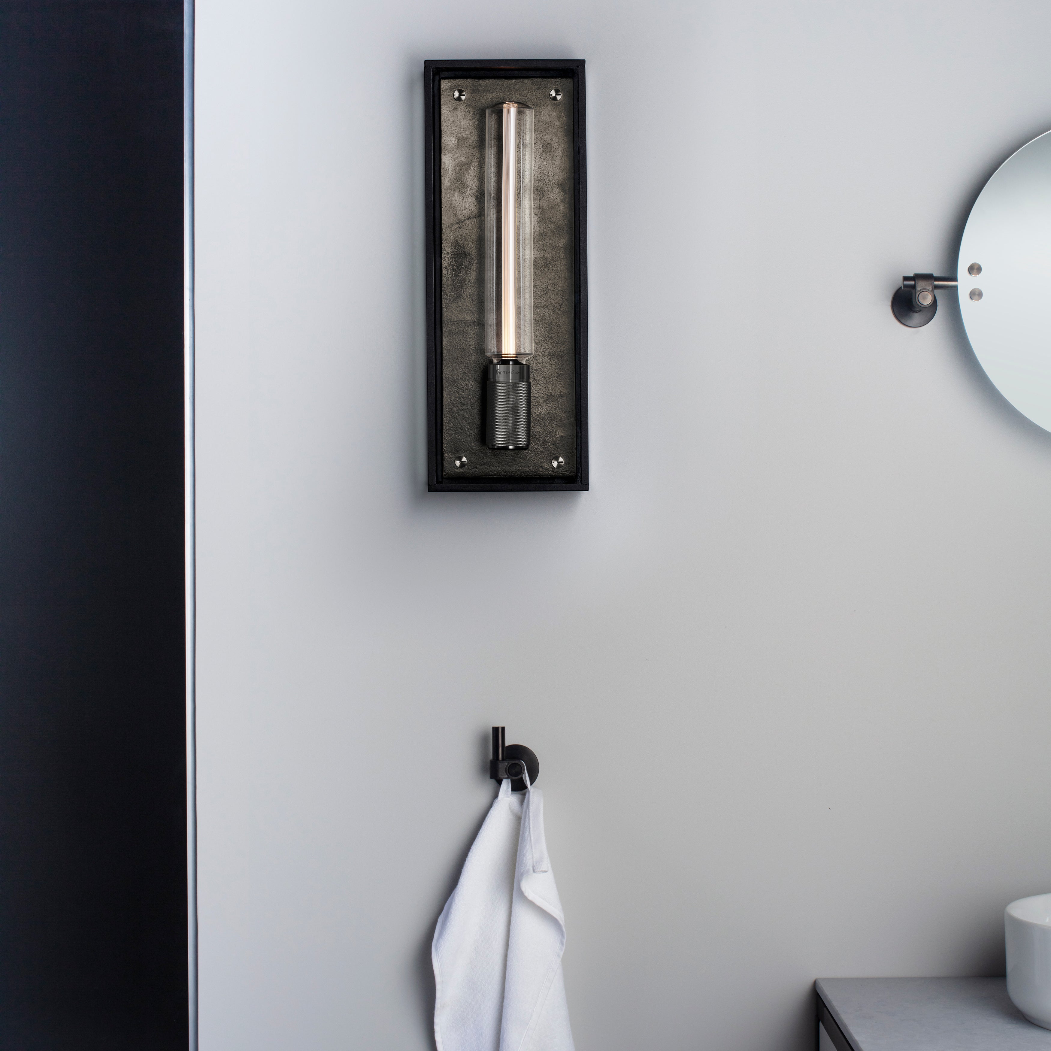 Caged Wet væglampe, gun metal • Buster + Punch