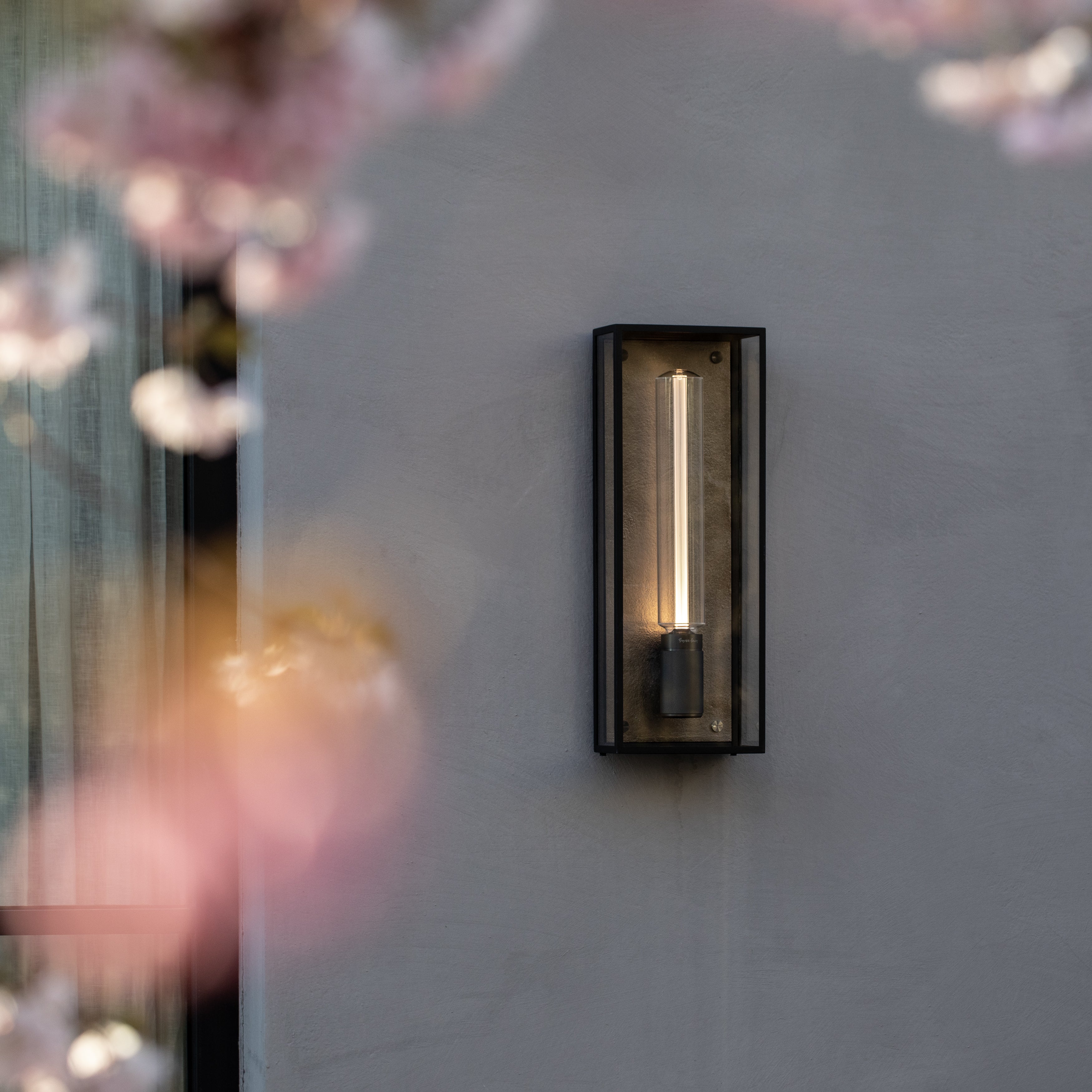 Caged Wet væglampe, gun metal • Buster + Punch