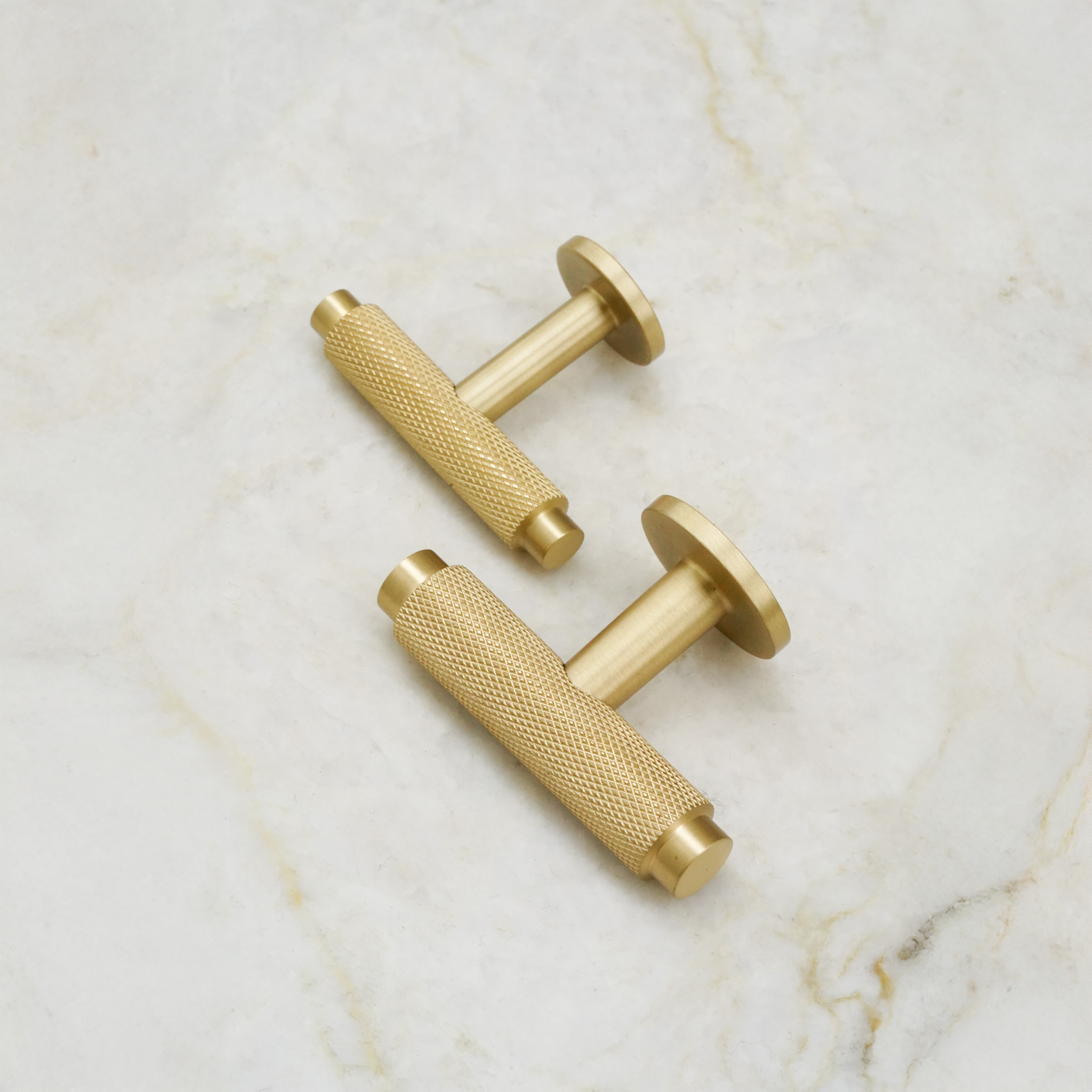 Nørrebro • Møbelknop T-bar med diamond cut, børstet messing uden lak