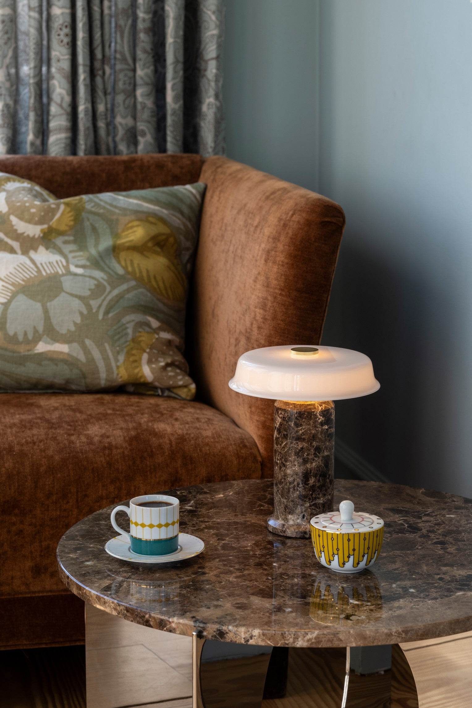 TRIP No. 2 portable bordlampe, dark emperador/opal glossy • Design by Us