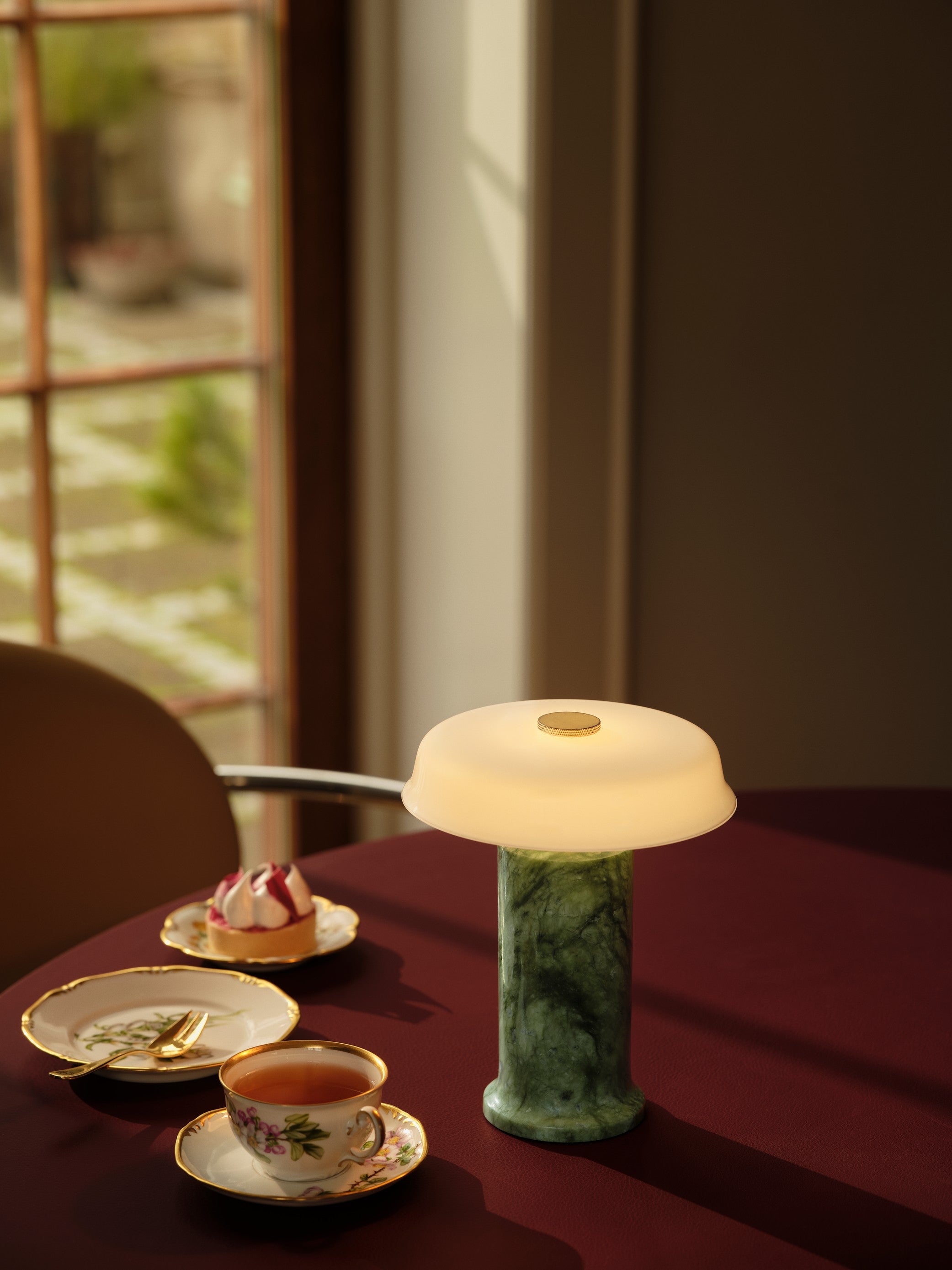 TRIP No. 2 portable bordlampe, apple/opal glossy • Design by Us