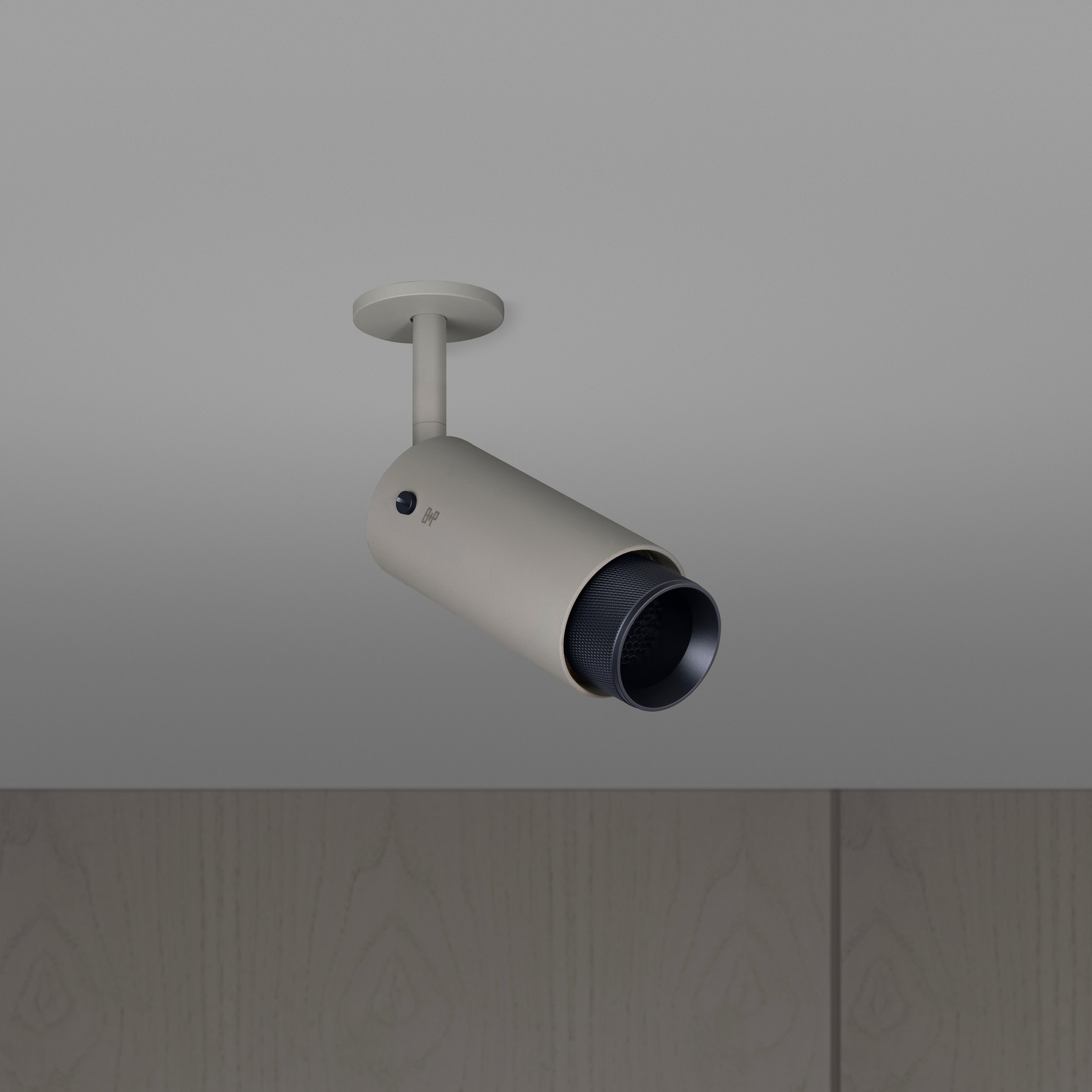 Exhaust Spot Cross i stone med sorte detaljer • Buster + Punch