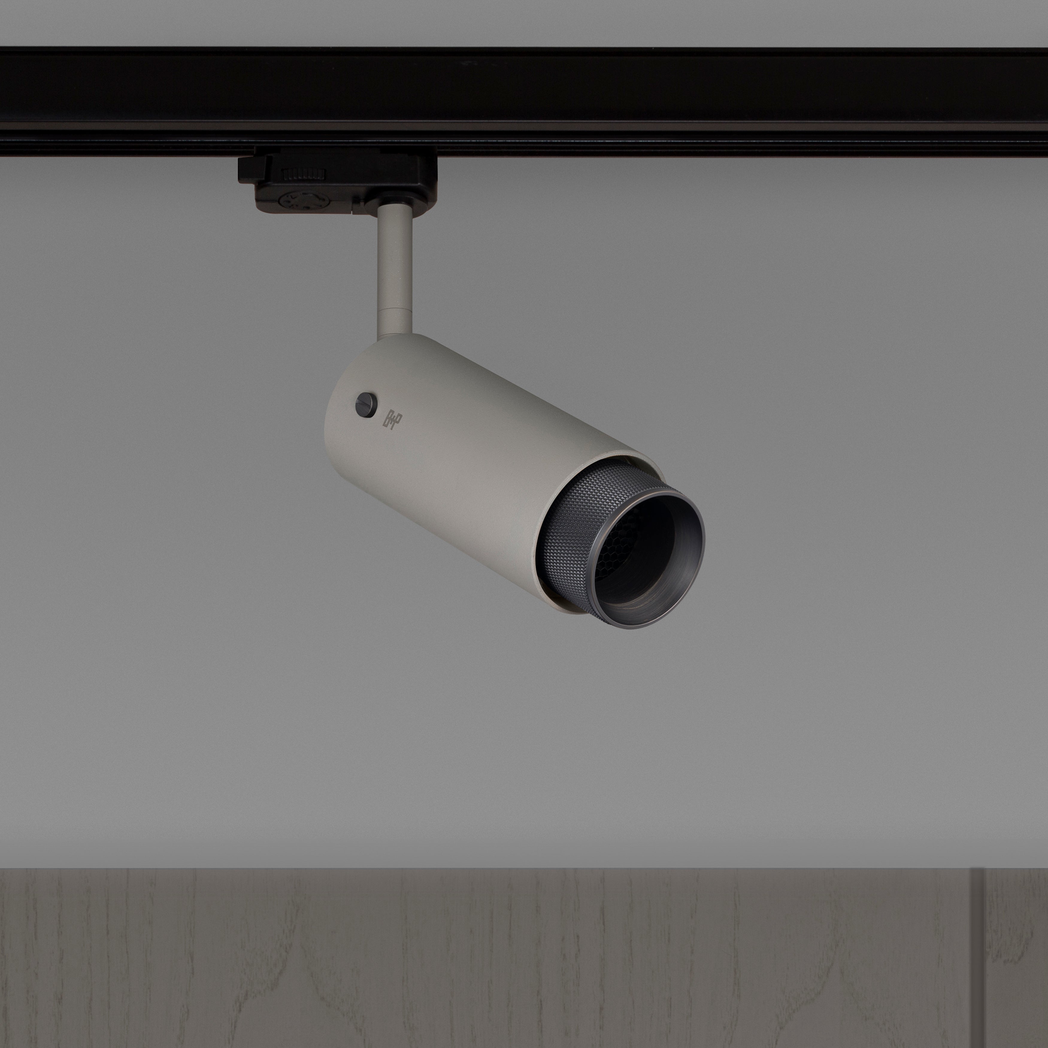 Exhaust Track Cross i stone med detaljer i smoked bronze • Buster + Punch