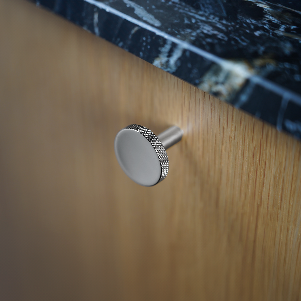 Søllerød • Møbelknop med diamond cut, blank forniklet