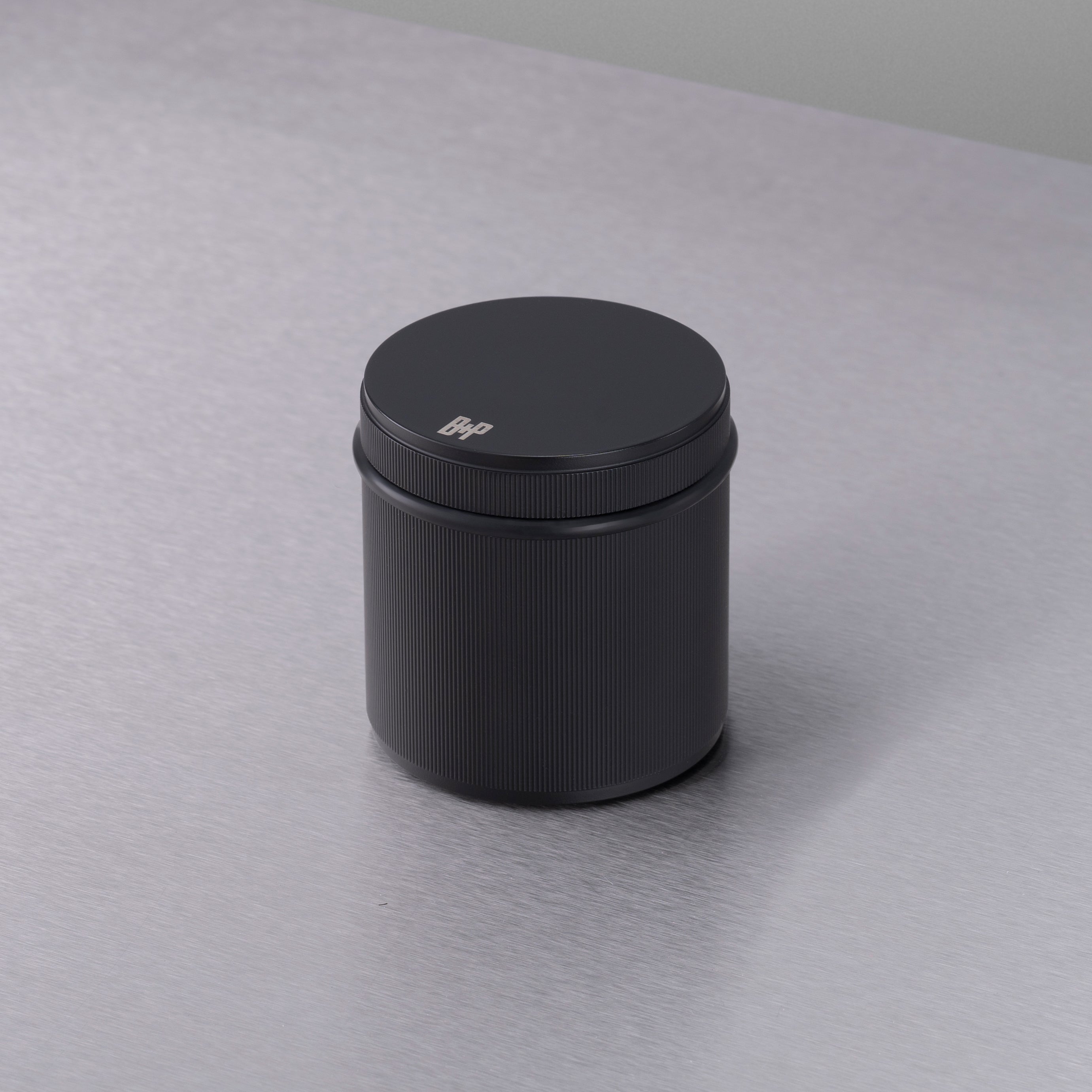 Fritstående dørstopper i linjeret mønster, sort • Buster + Punch