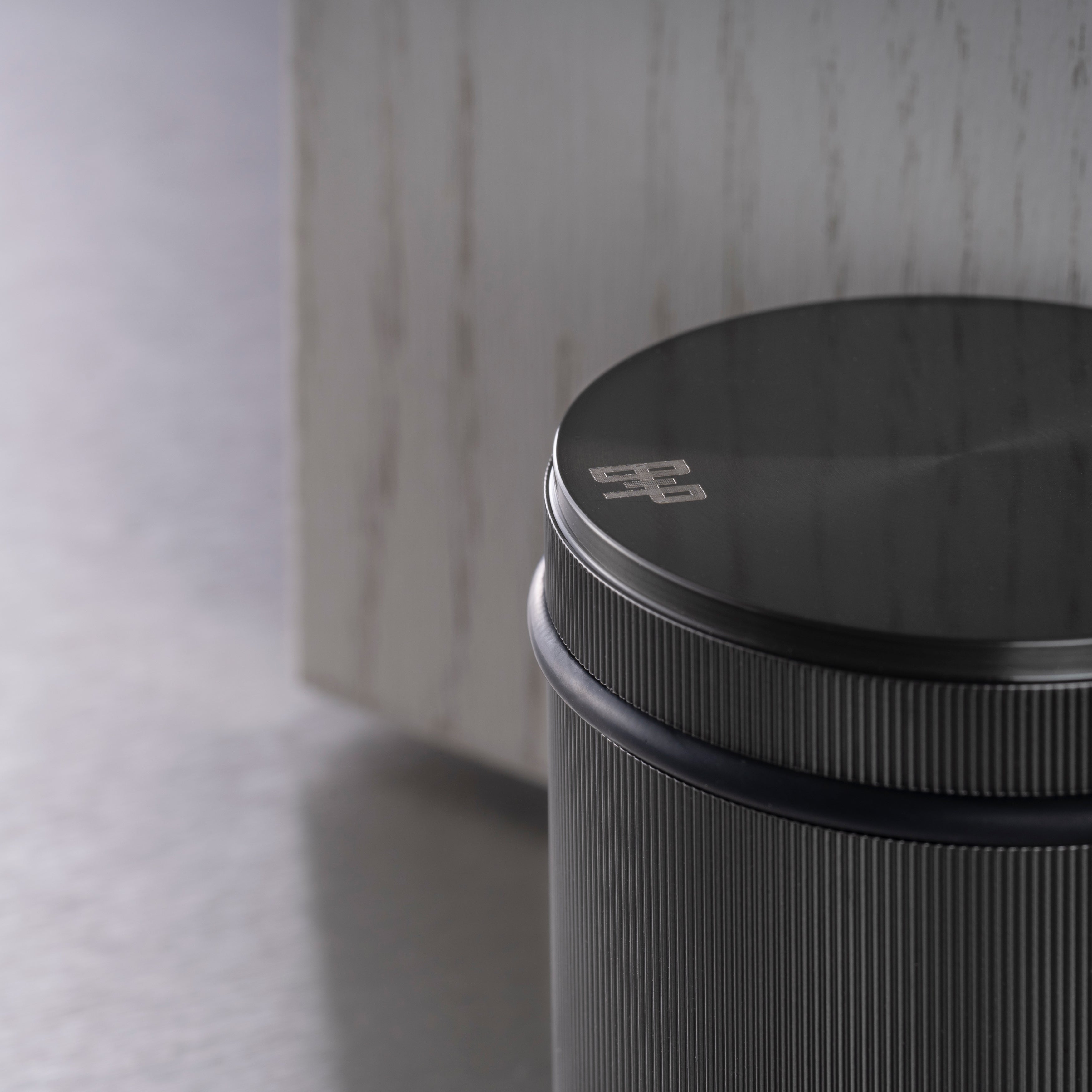 Fritstående dørstopper i linjeret mønster, gun metal • Buster + Punch