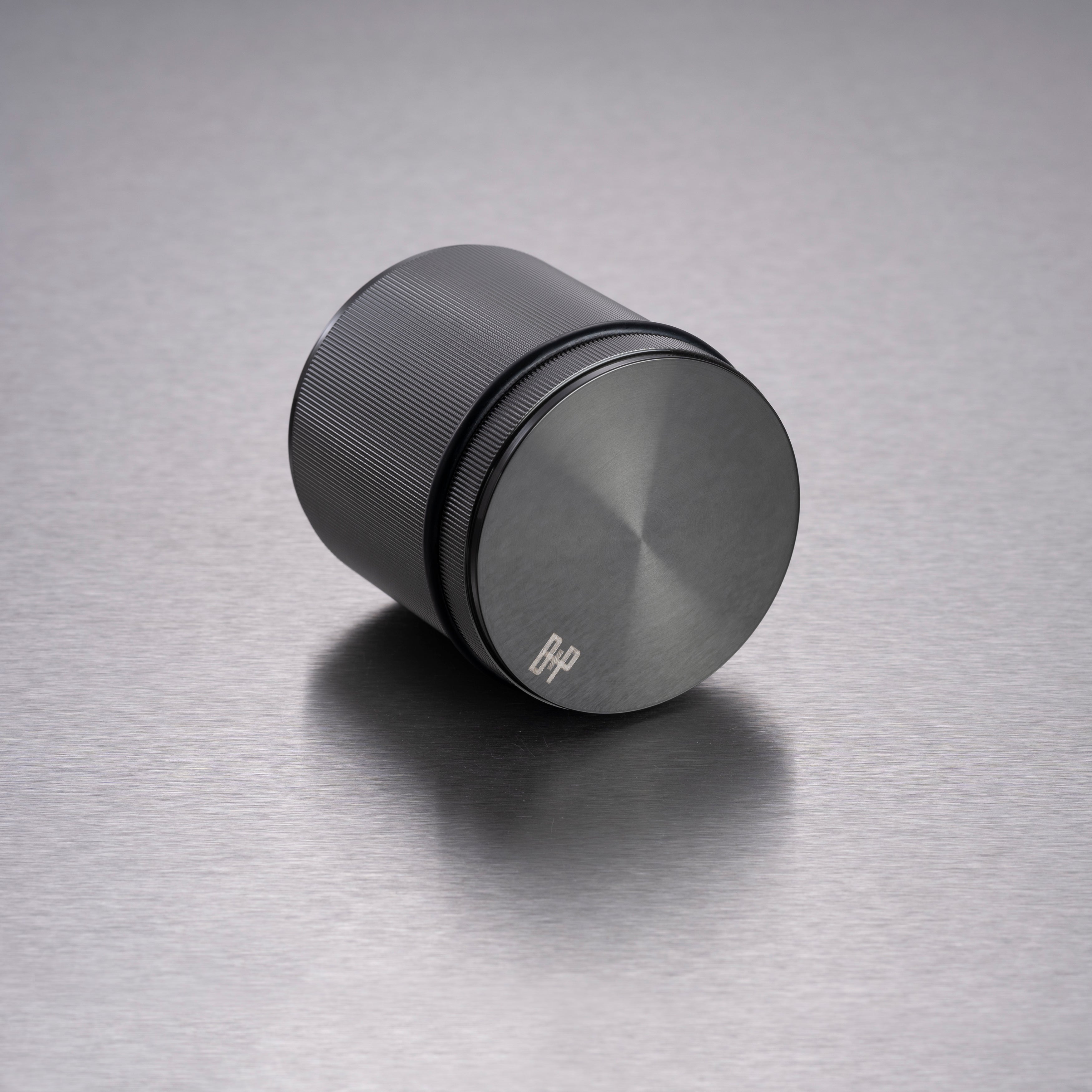 Fritstående dørstopper i linjeret mønster, gun metal • Buster + Punch