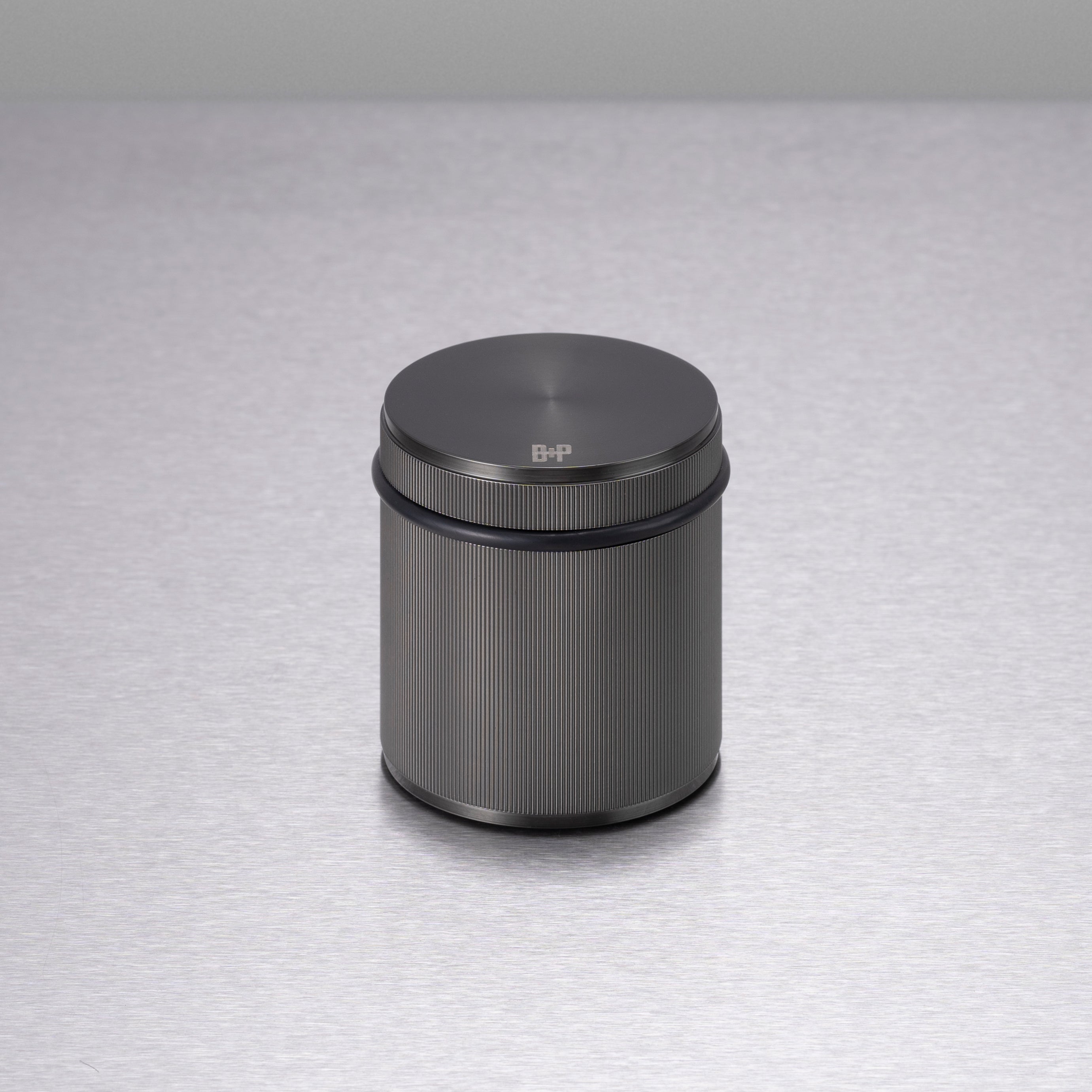 Fritstående dørstopper i linjeret mønster, gun metal • Buster + Punch