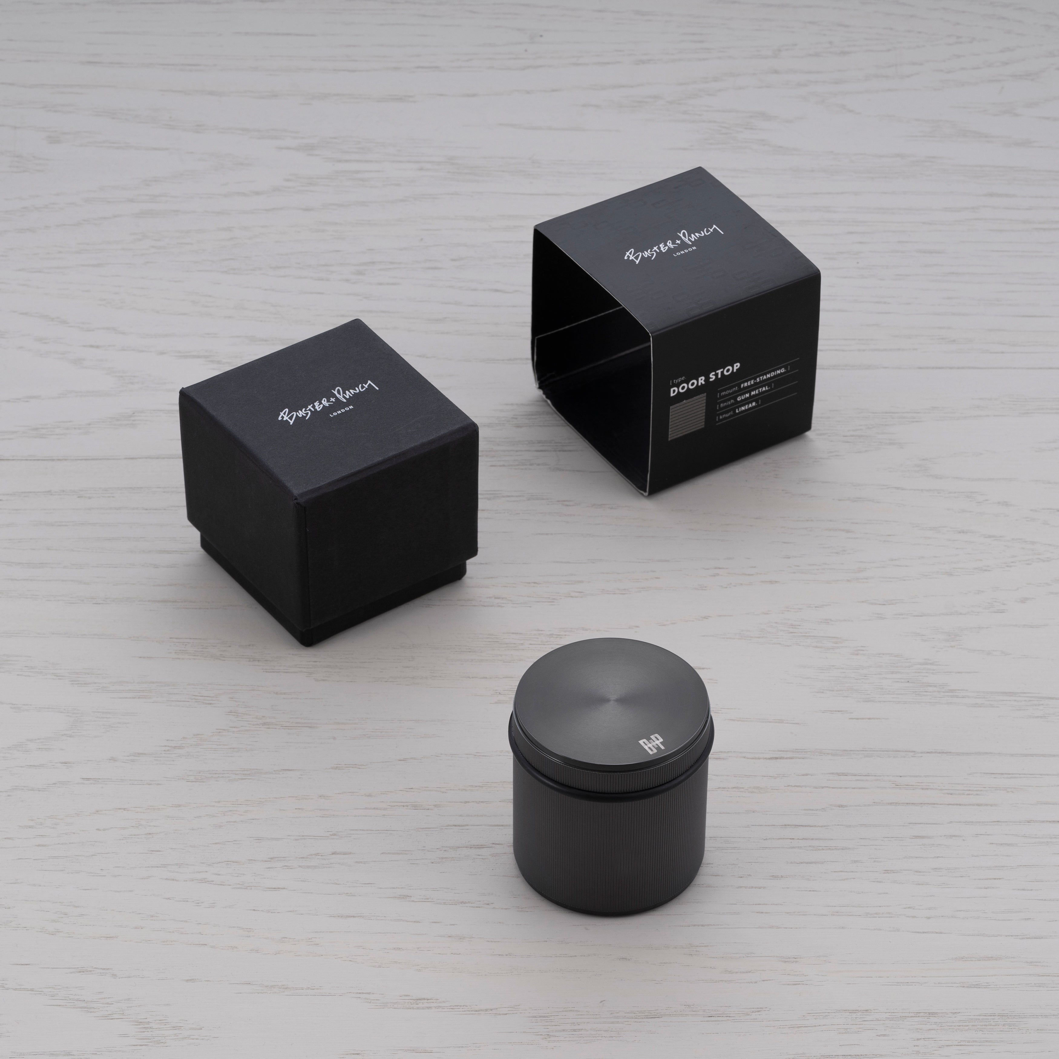 Fritstående dørstopper i linjeret mønster, gun metal • Buster + Punch