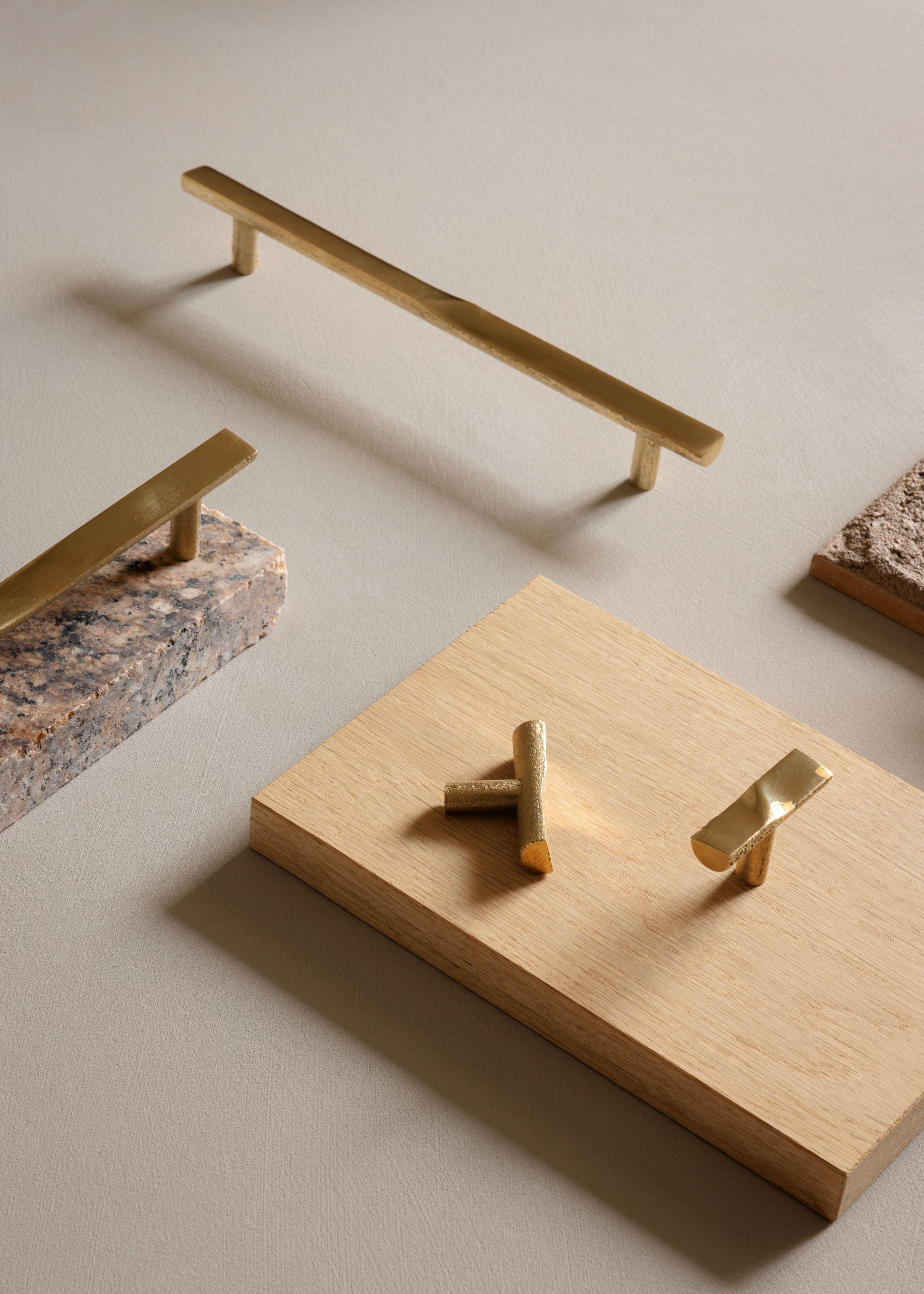 SCULTURA T-bar møbelknop, messing • Furnipart