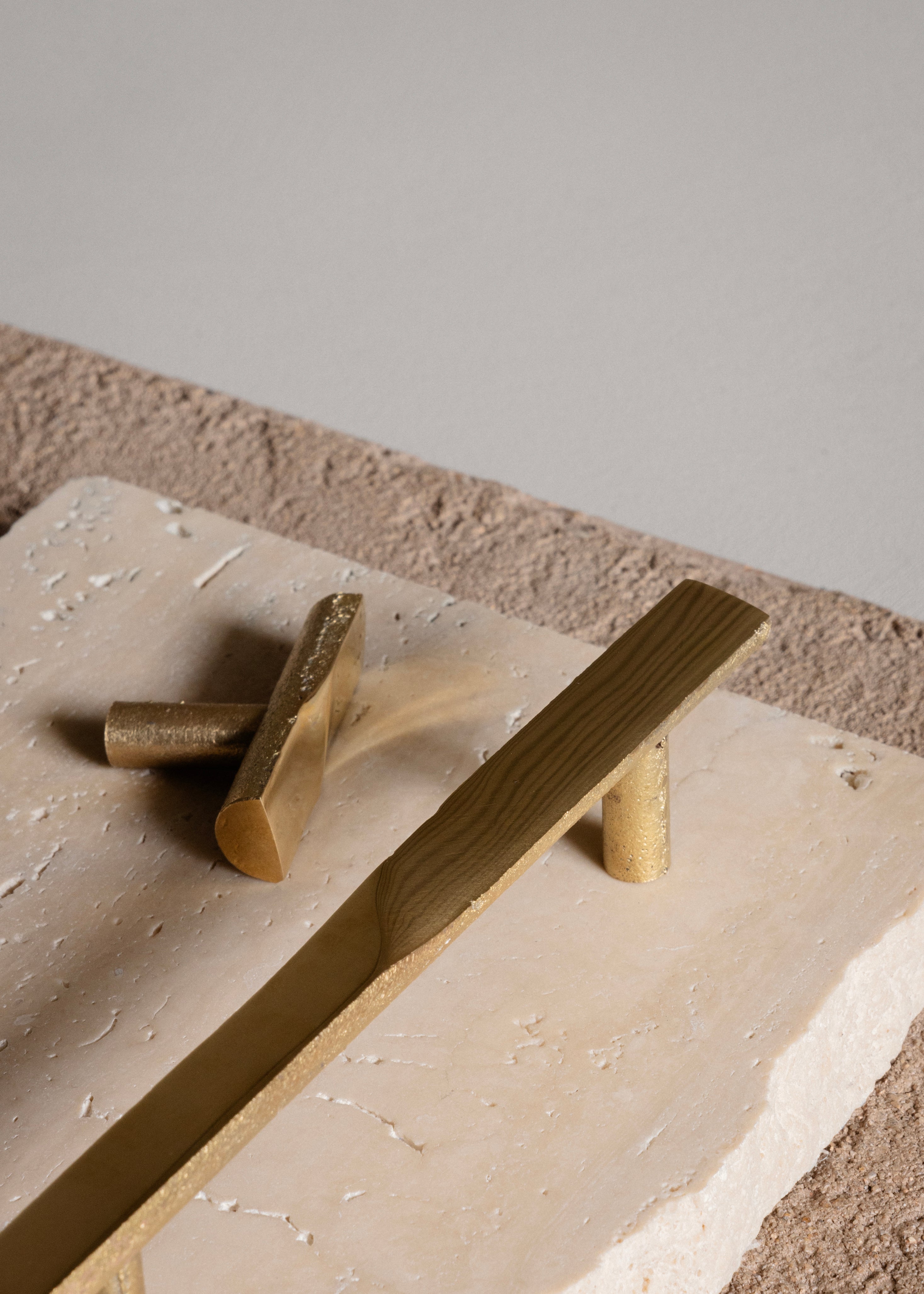 SCULTURA T-bar møbelknop, messing • Furnipart