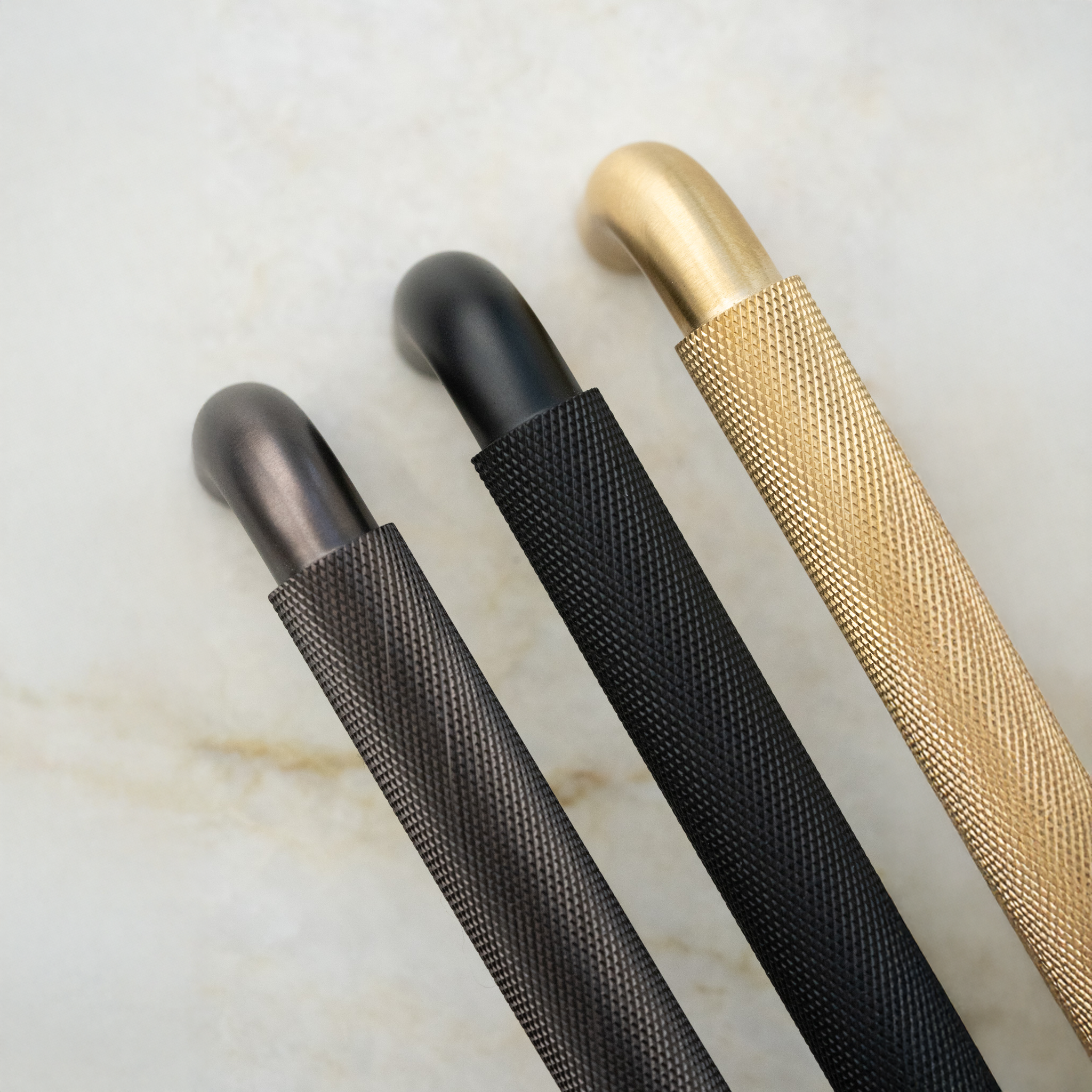 Holmen • Køkkengreb med diamond cut, bruneret messing