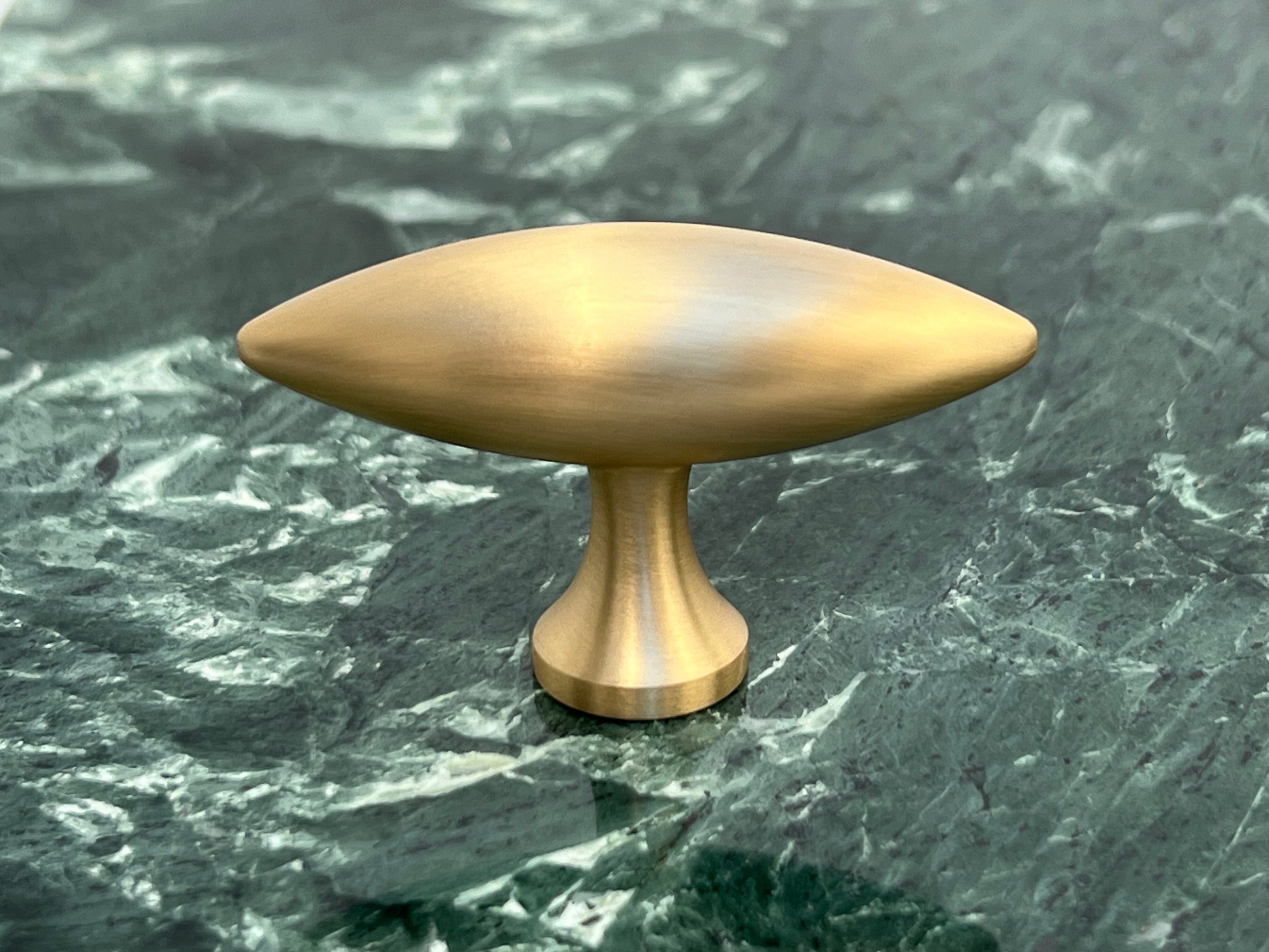 Nyholm • Møbelknop, børstet messing med lak