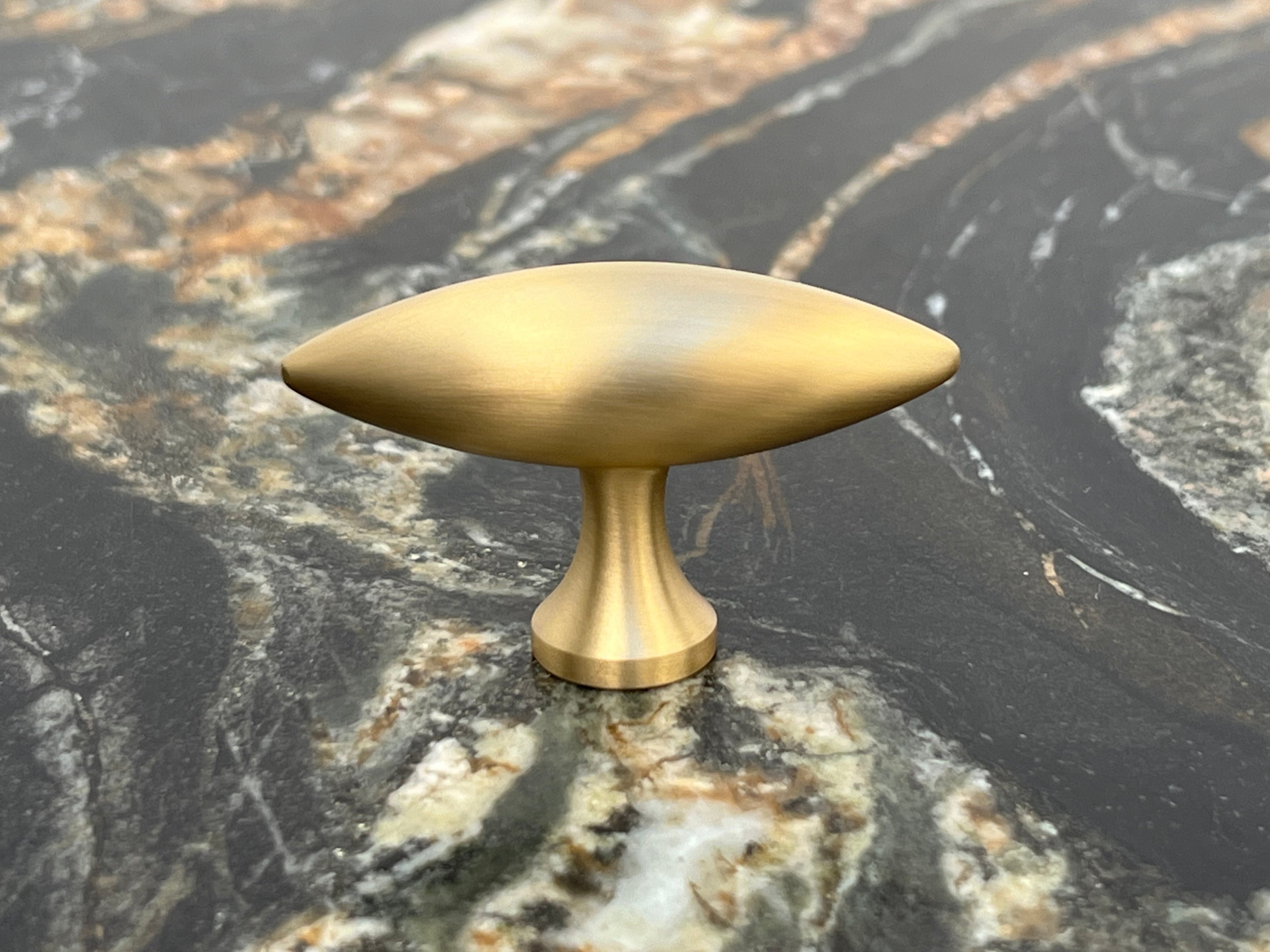 Nyholm • Møbelknop, børstet messing med lak