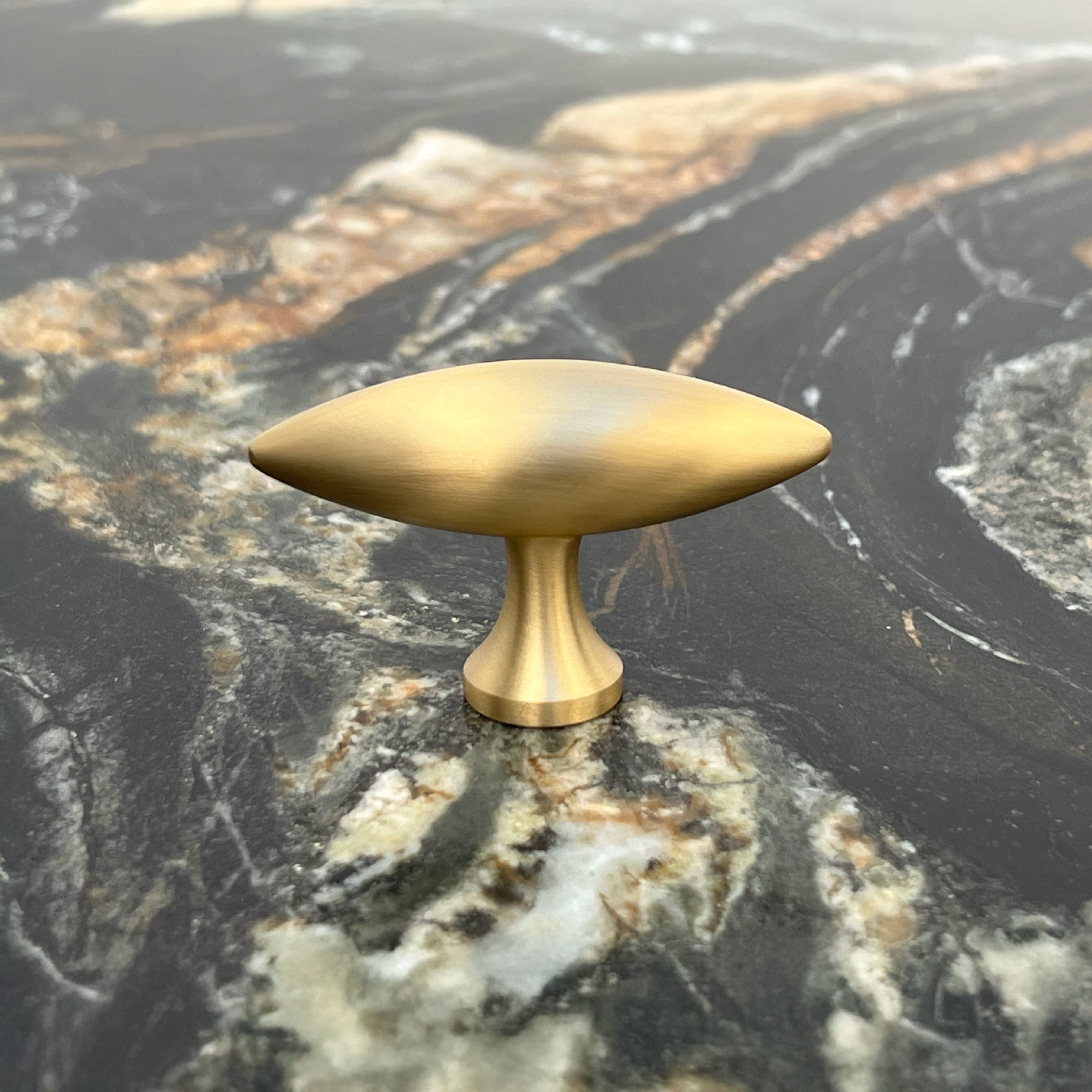 Nyholm • Møbelknop, børstet messing med lak