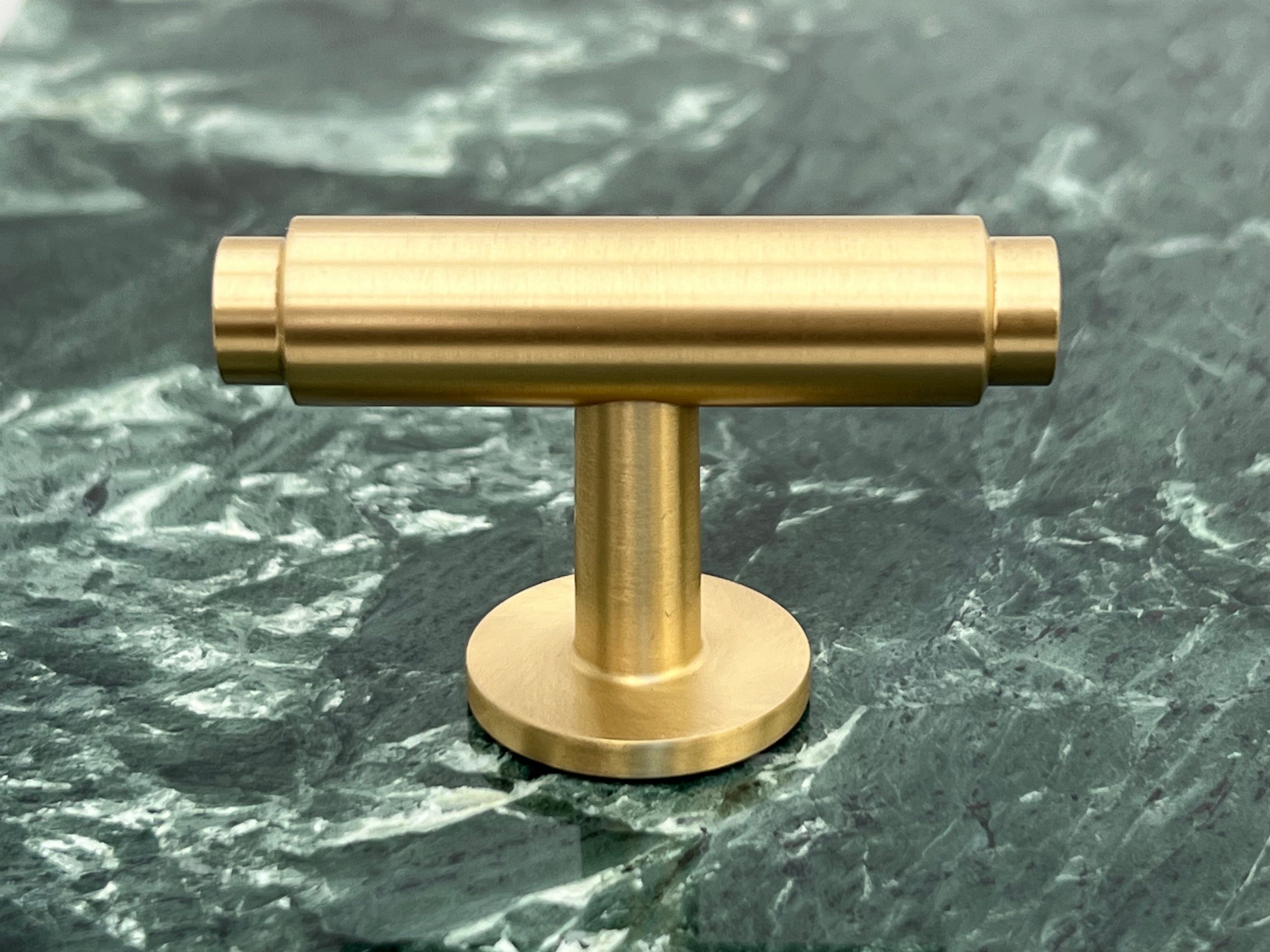 Hasseris • Møbelknop T-bar, børstet messing med lak