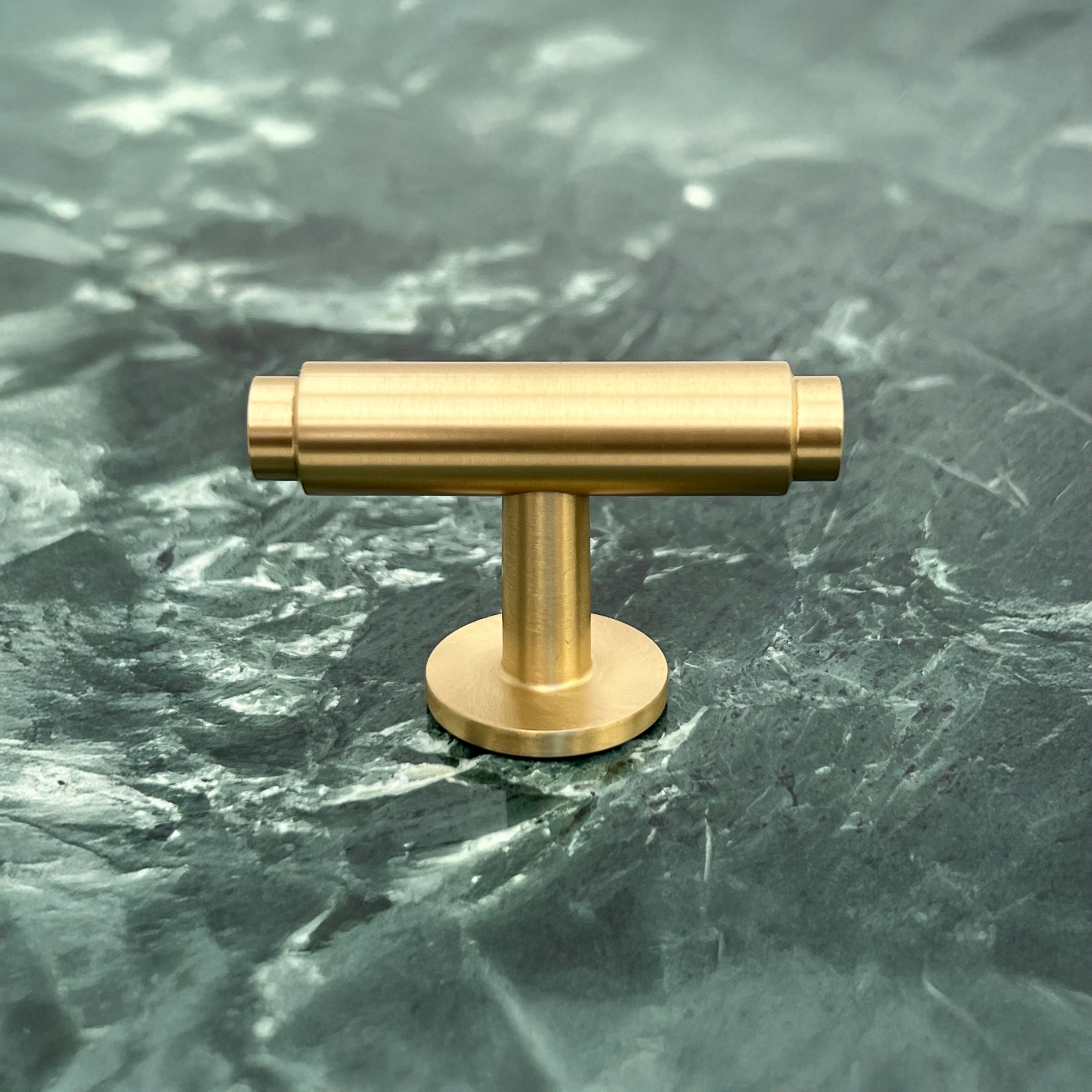 Hasseris • Møbelknop T-bar, børstet messing uden lak