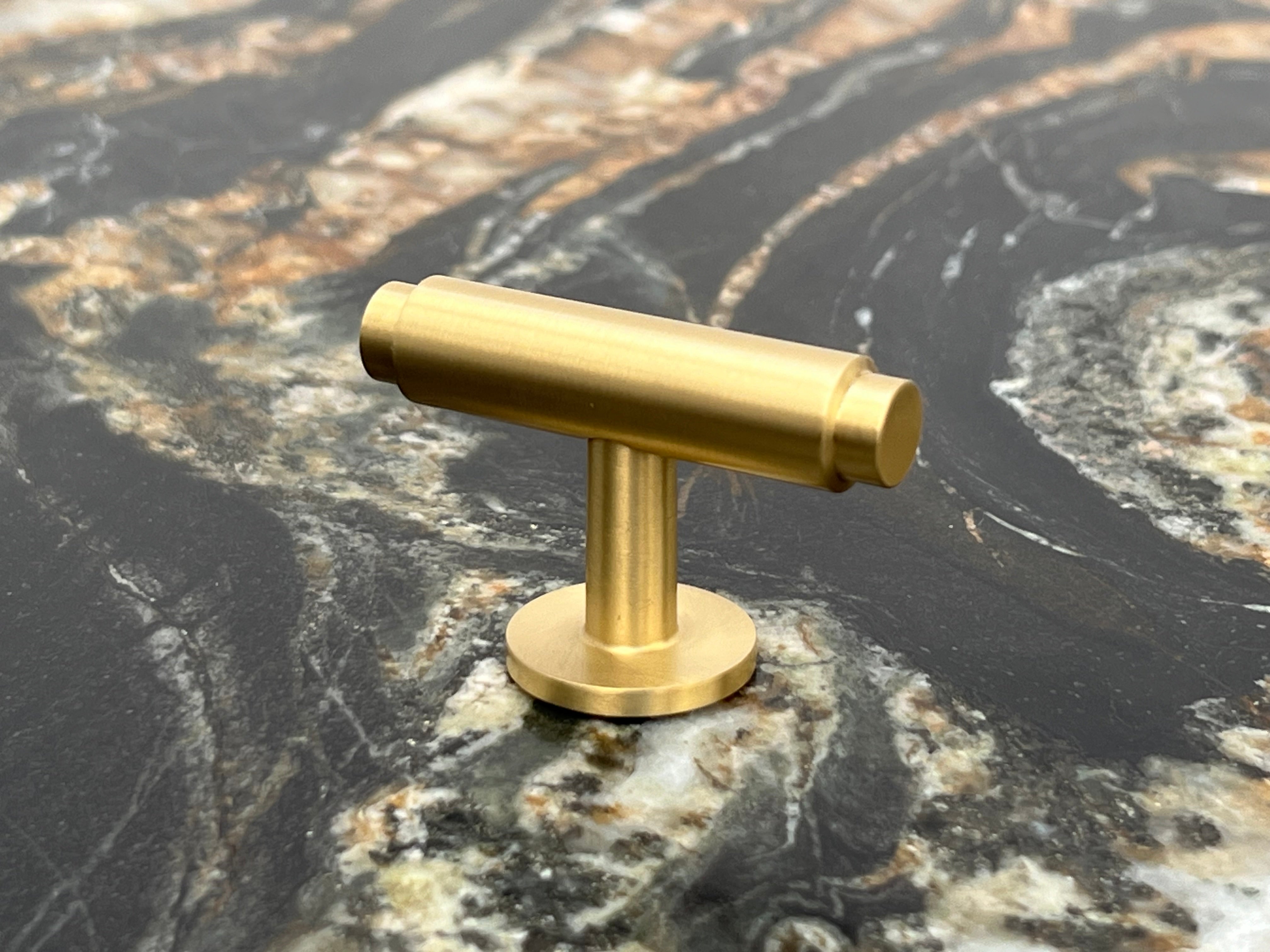 Hasseris • Møbelknop T-bar, børstet messing uden lak