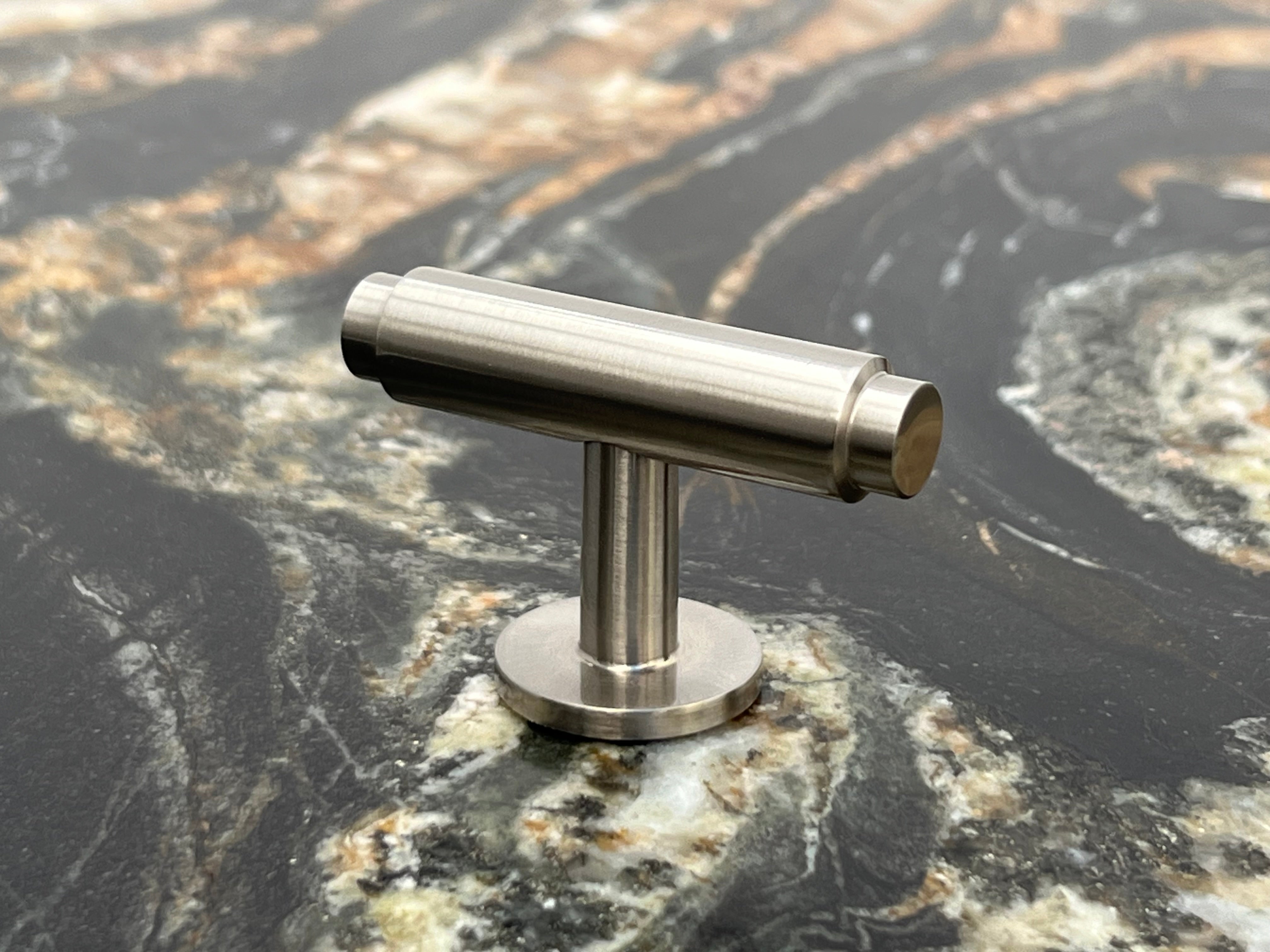 Hasseris • Møbelknop T-bar, rustfritt stål look