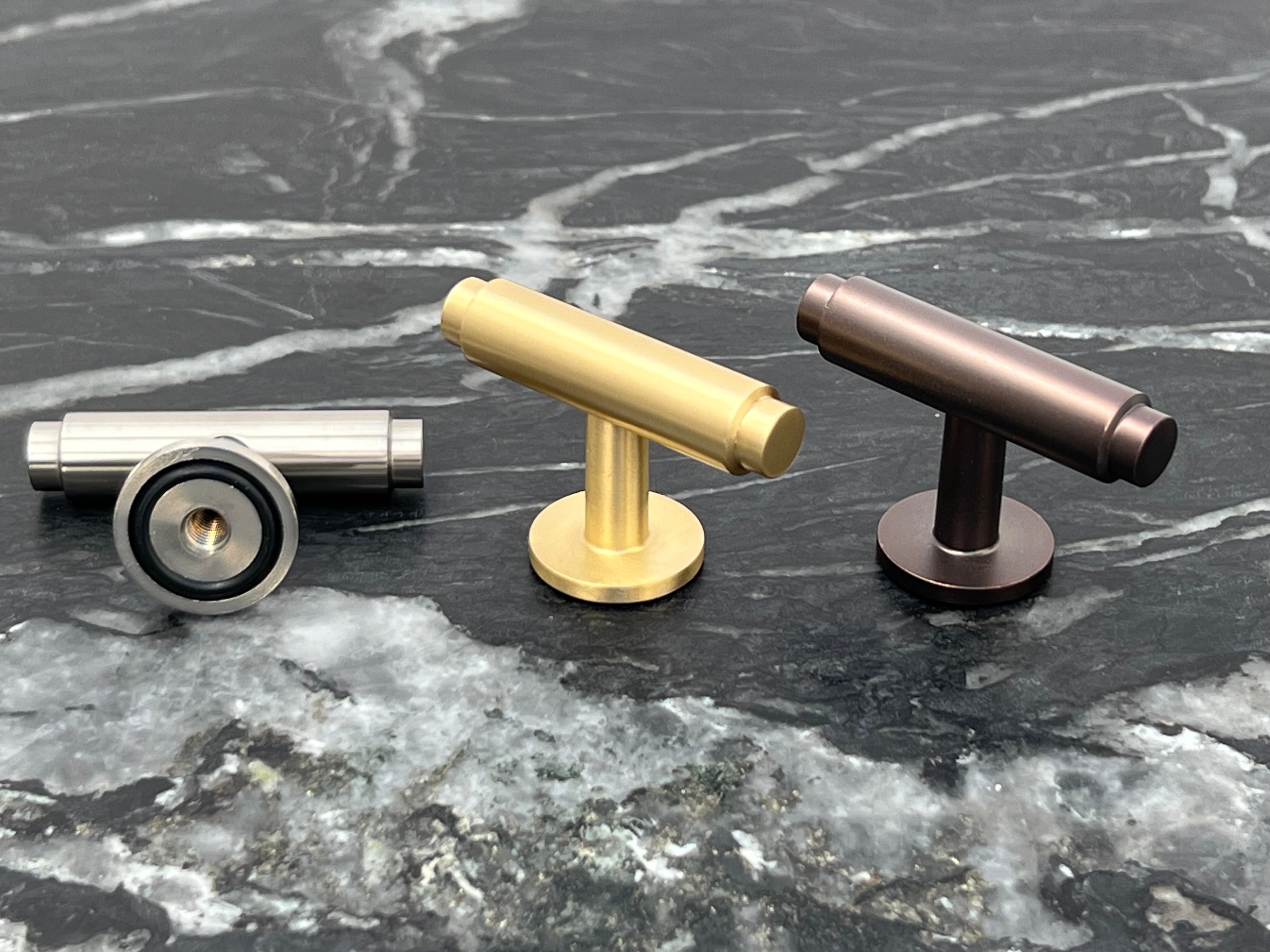 Hasseris • Møbelknop T-bar, børstet messing uden lak