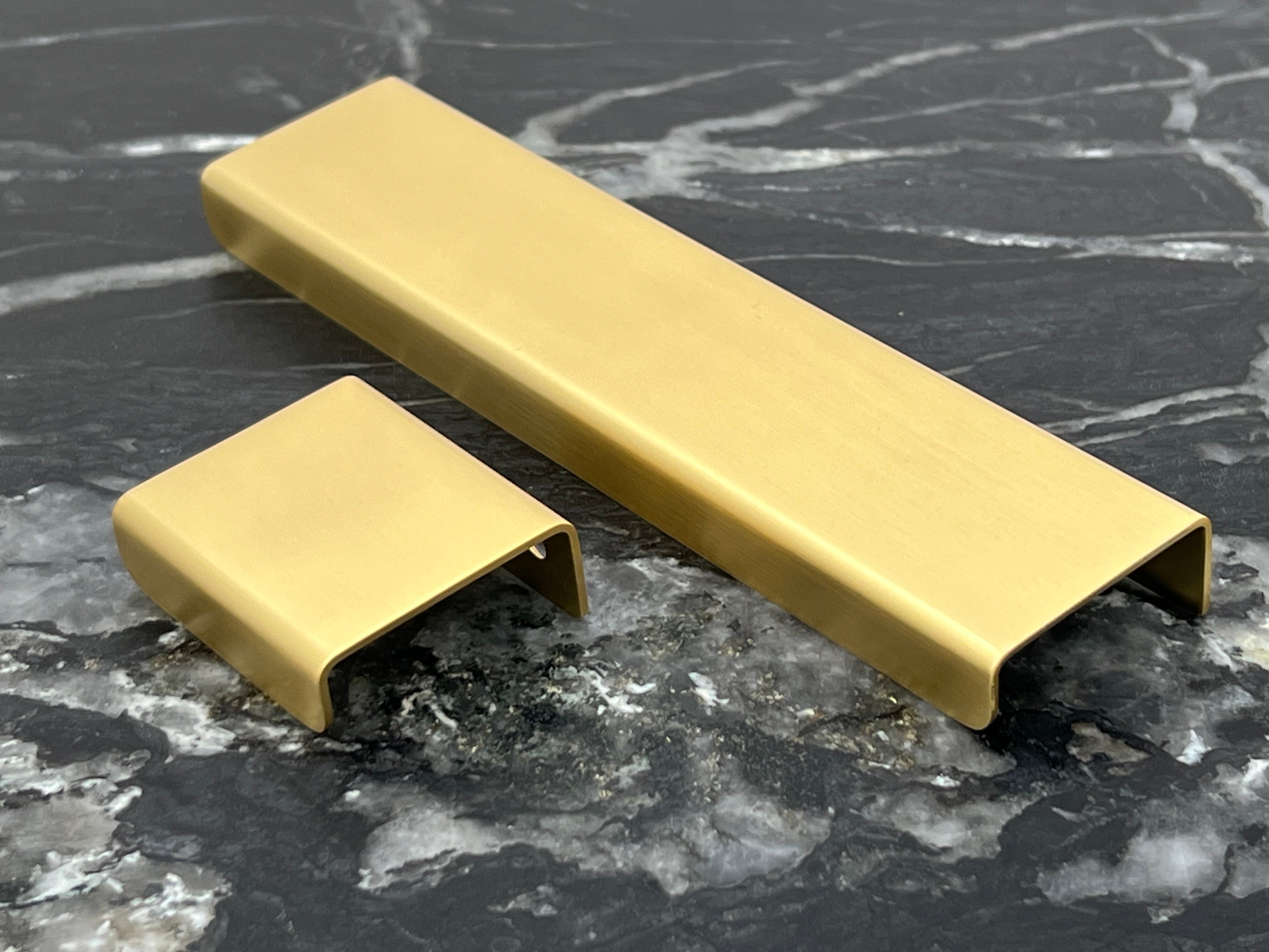 Værløse • Profilgreb, børstet messing med lak, c/c 32 mm