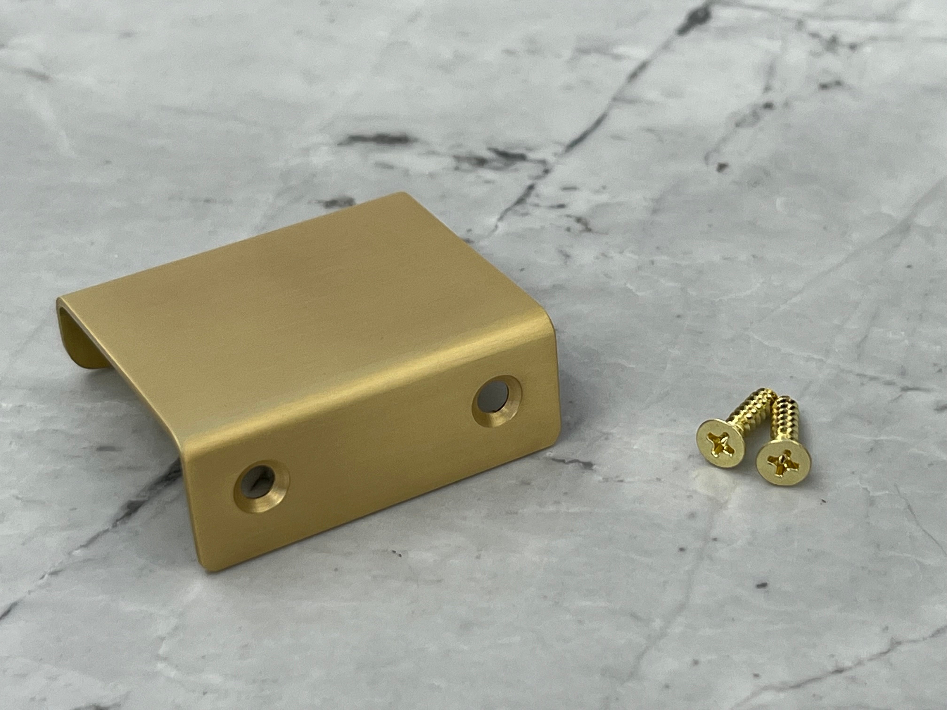 Værløse • Profilgreb, børstet messing med lak, c/c 32 mm