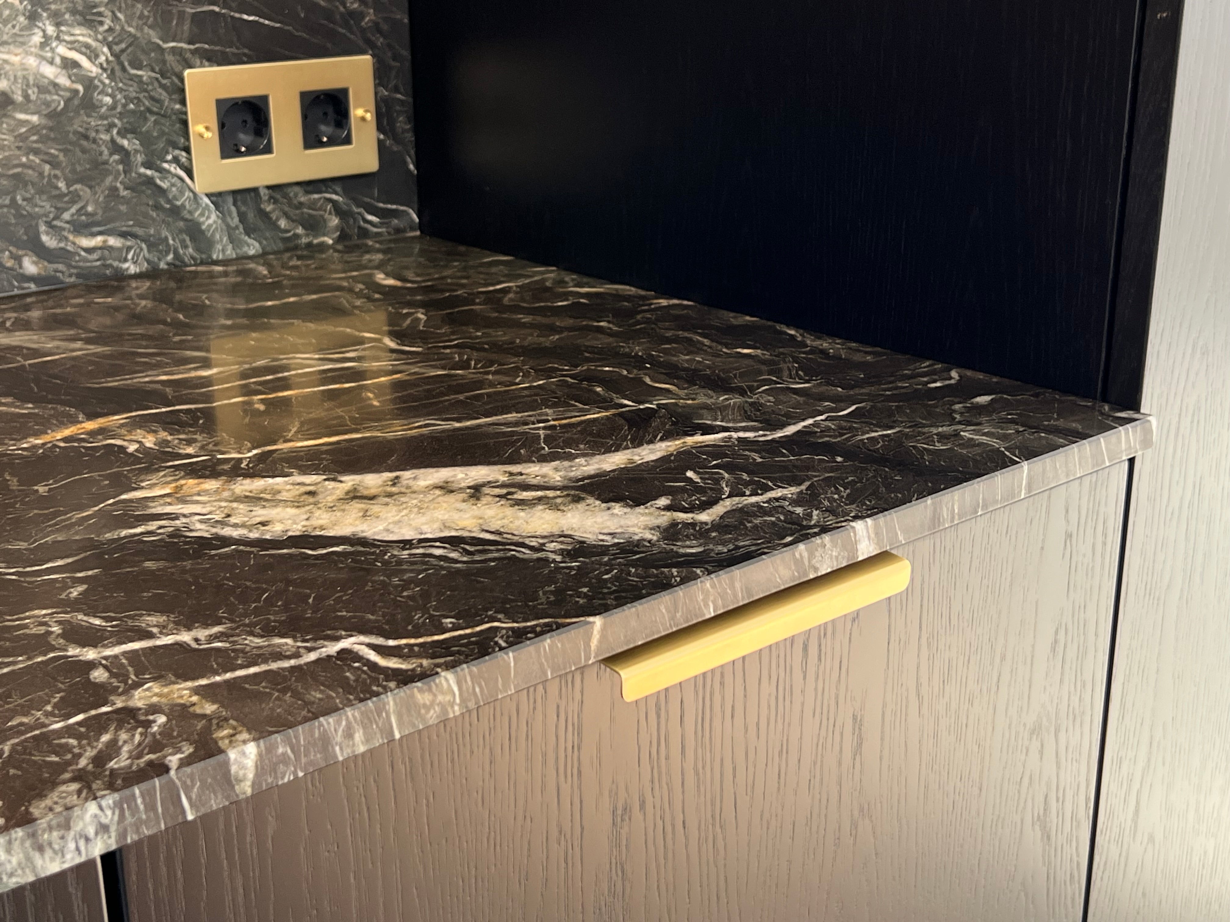 Værløse • Profilgreb, børstet messing med lak, c/c 160 mm