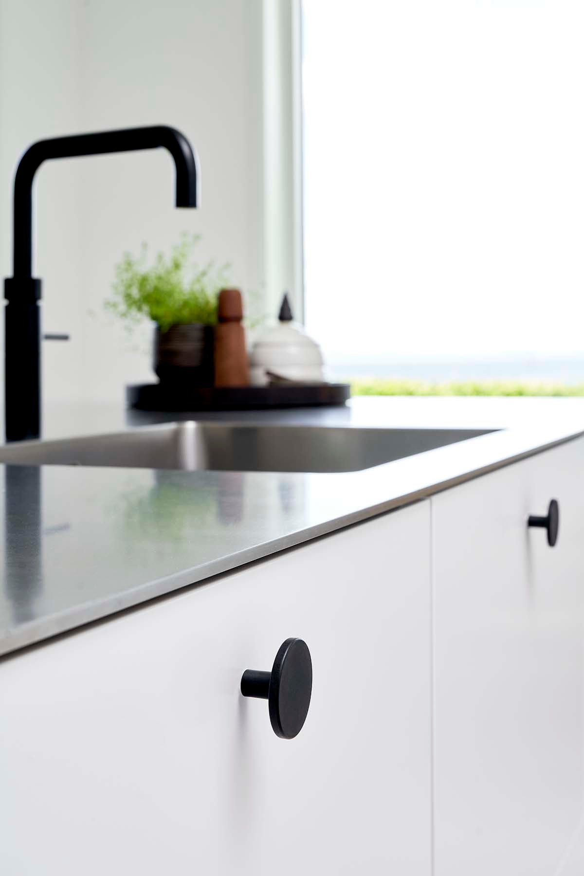 PLATO Tumbled knop, OceanIX plastix, sort • Furnipart