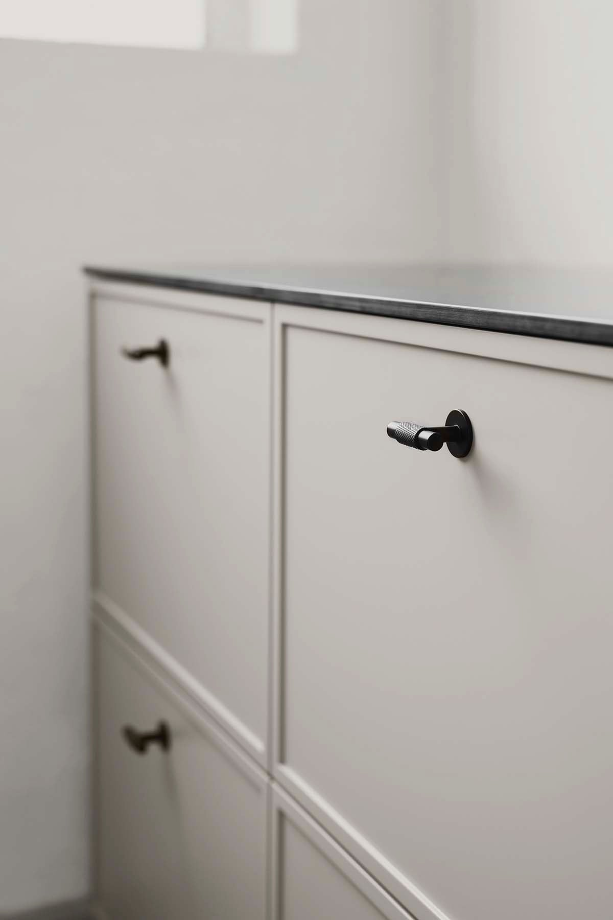 MANOR T knop, zink, sort • Furnipart