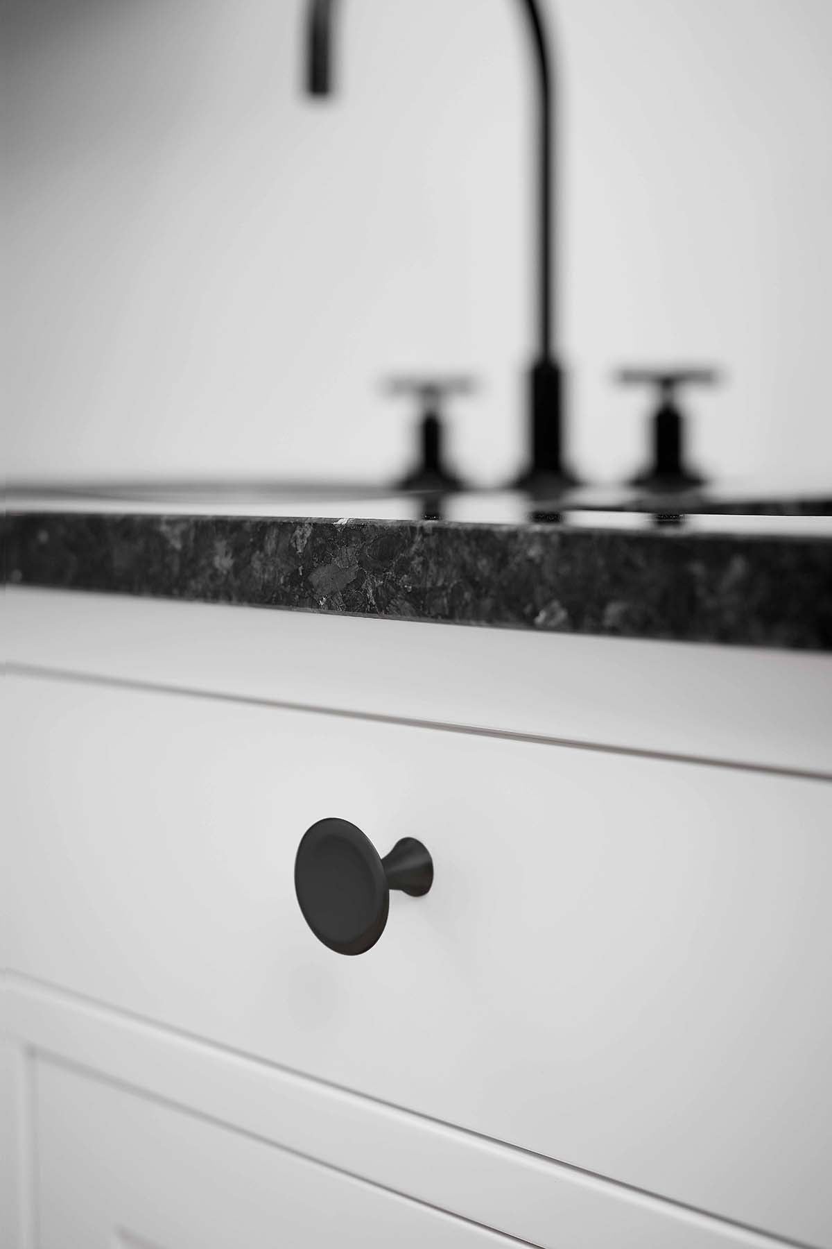 BELL knop, zink, sort • Furnipart