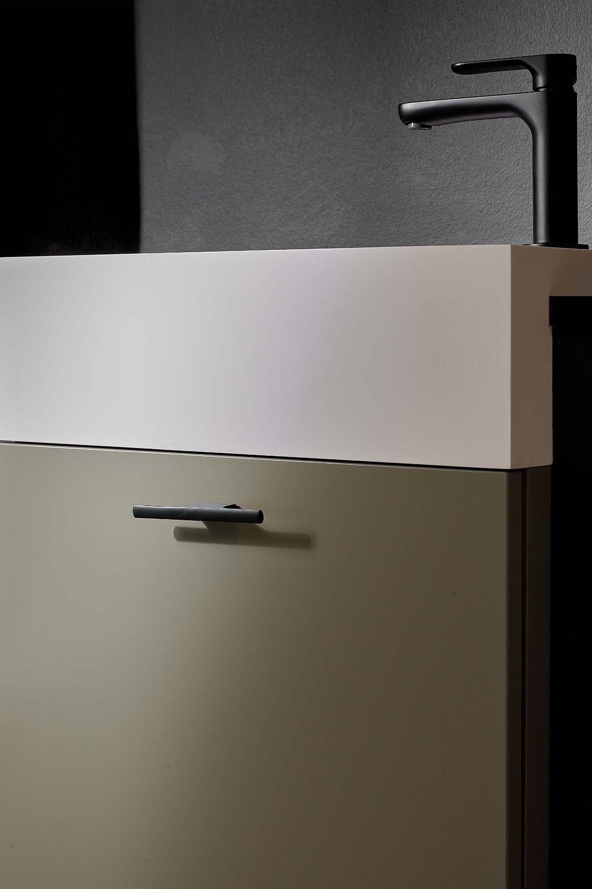 TAU greb og knop, aluminium, sort • Furnipart
