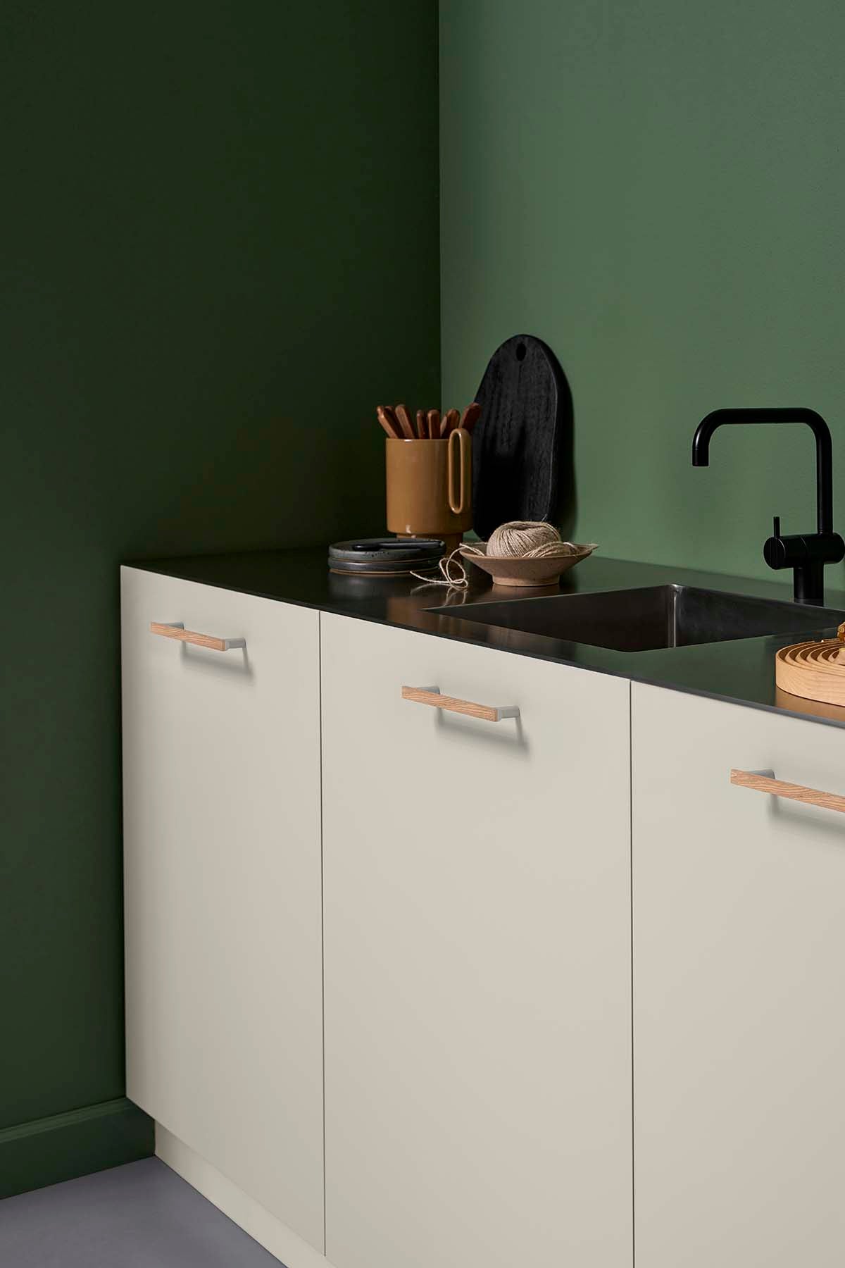 BIS greb, eg FSC 100% og zink, hvid og træ • Furnipart