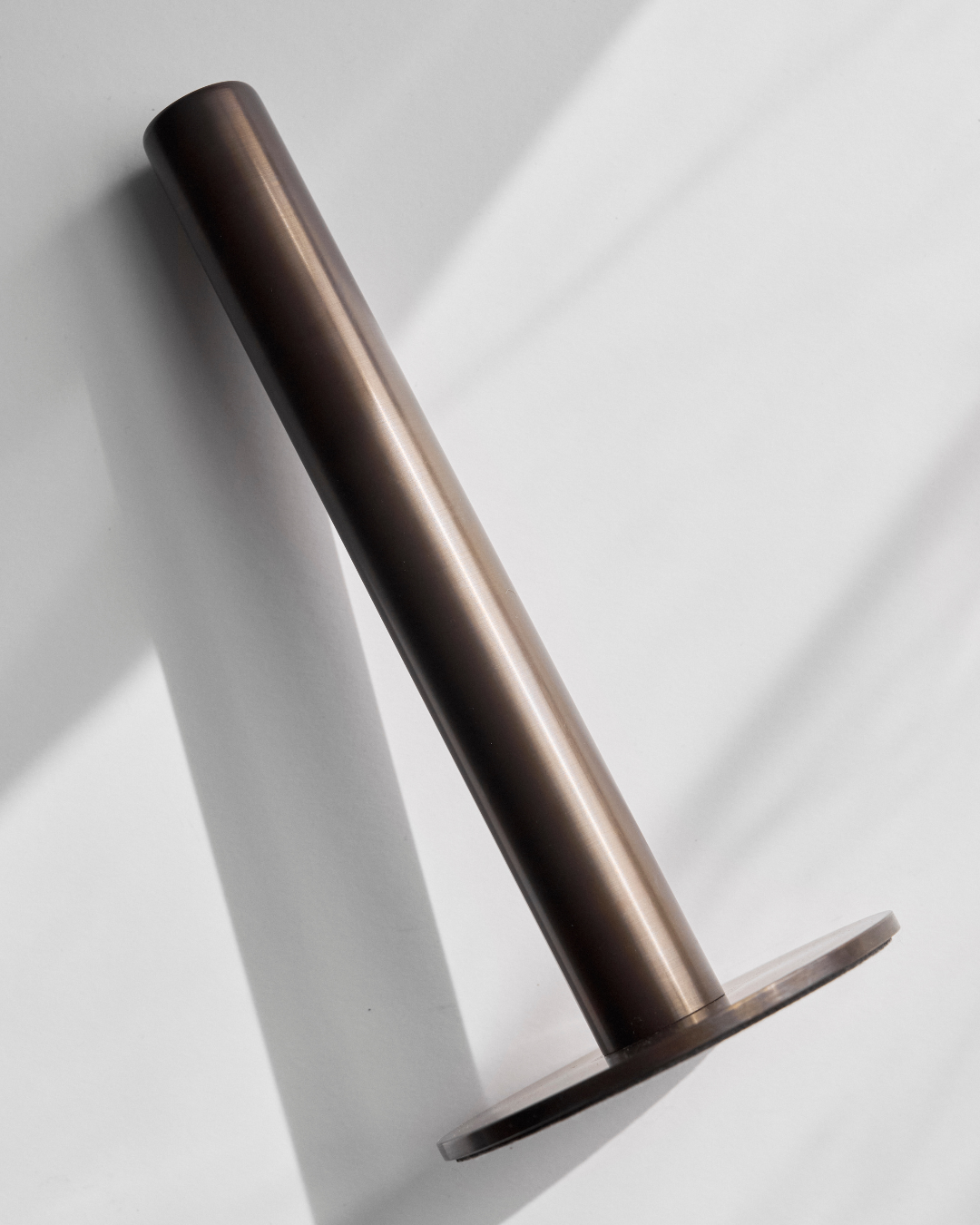 Køkkenrulleholder i børstet bruneret messing