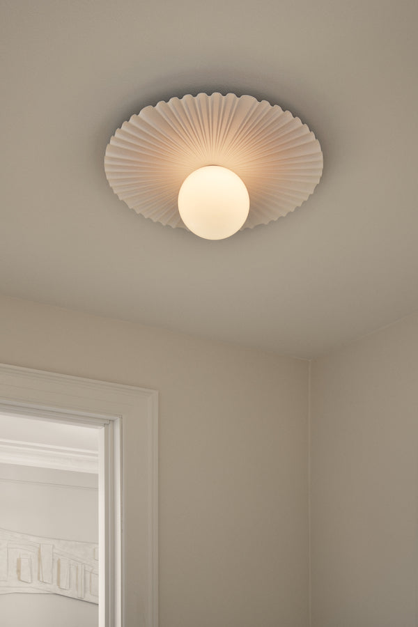 Liila Muuse væg- og loftlampe, hvid / opal • NUURA
