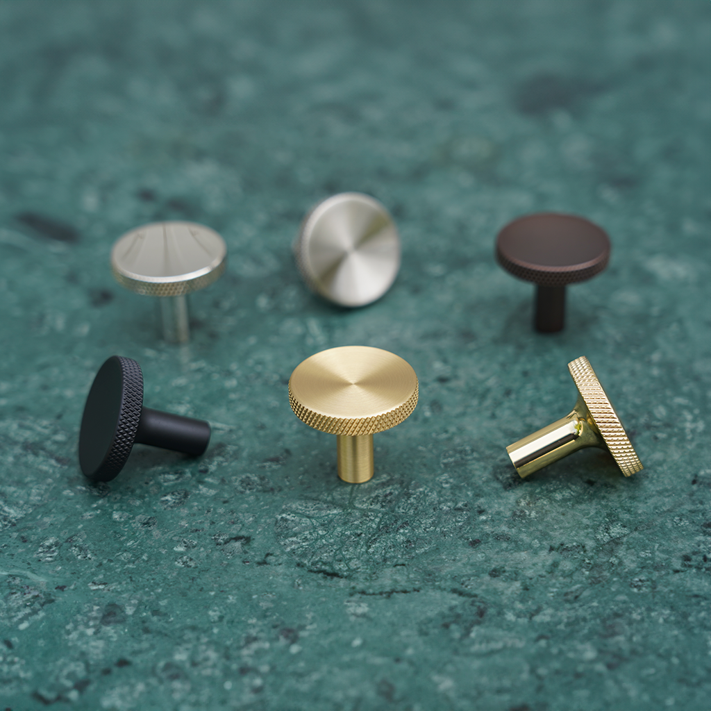 Søllerød • Møbelknop med diamond cut, blank forniklet