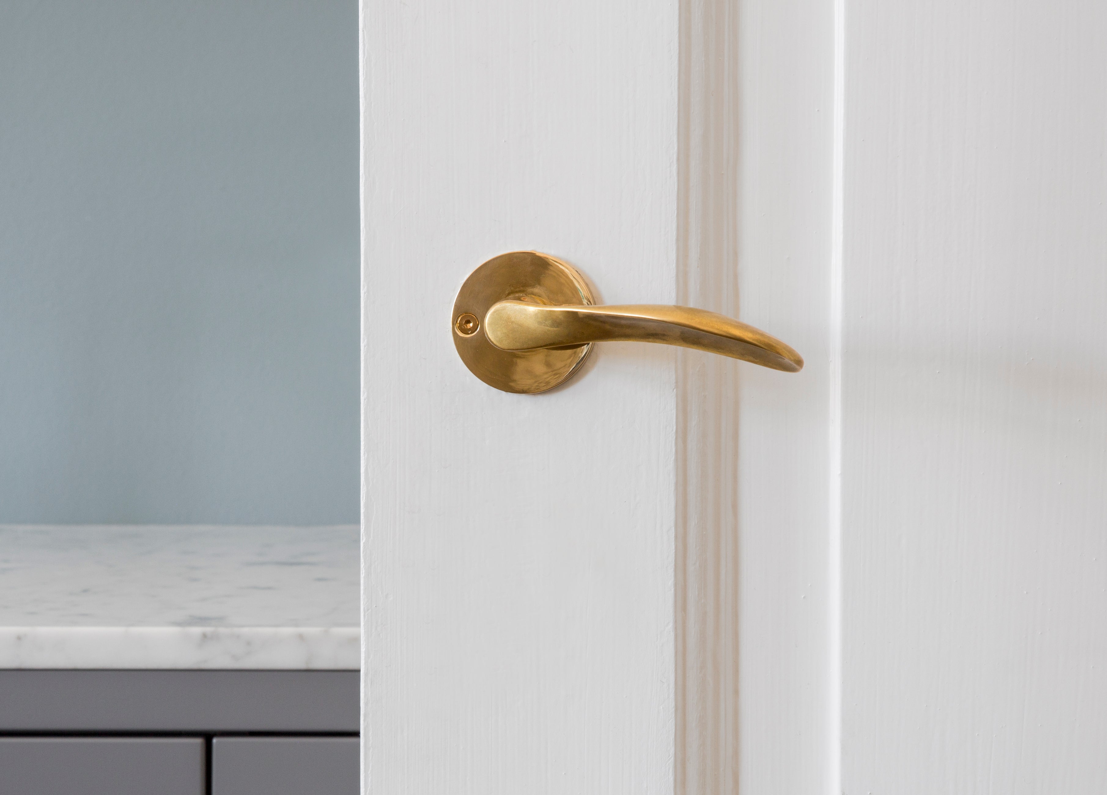 Arne Jacobsen dørhåndtag - AJ97 dørgreb i blank messing, lille model • d line