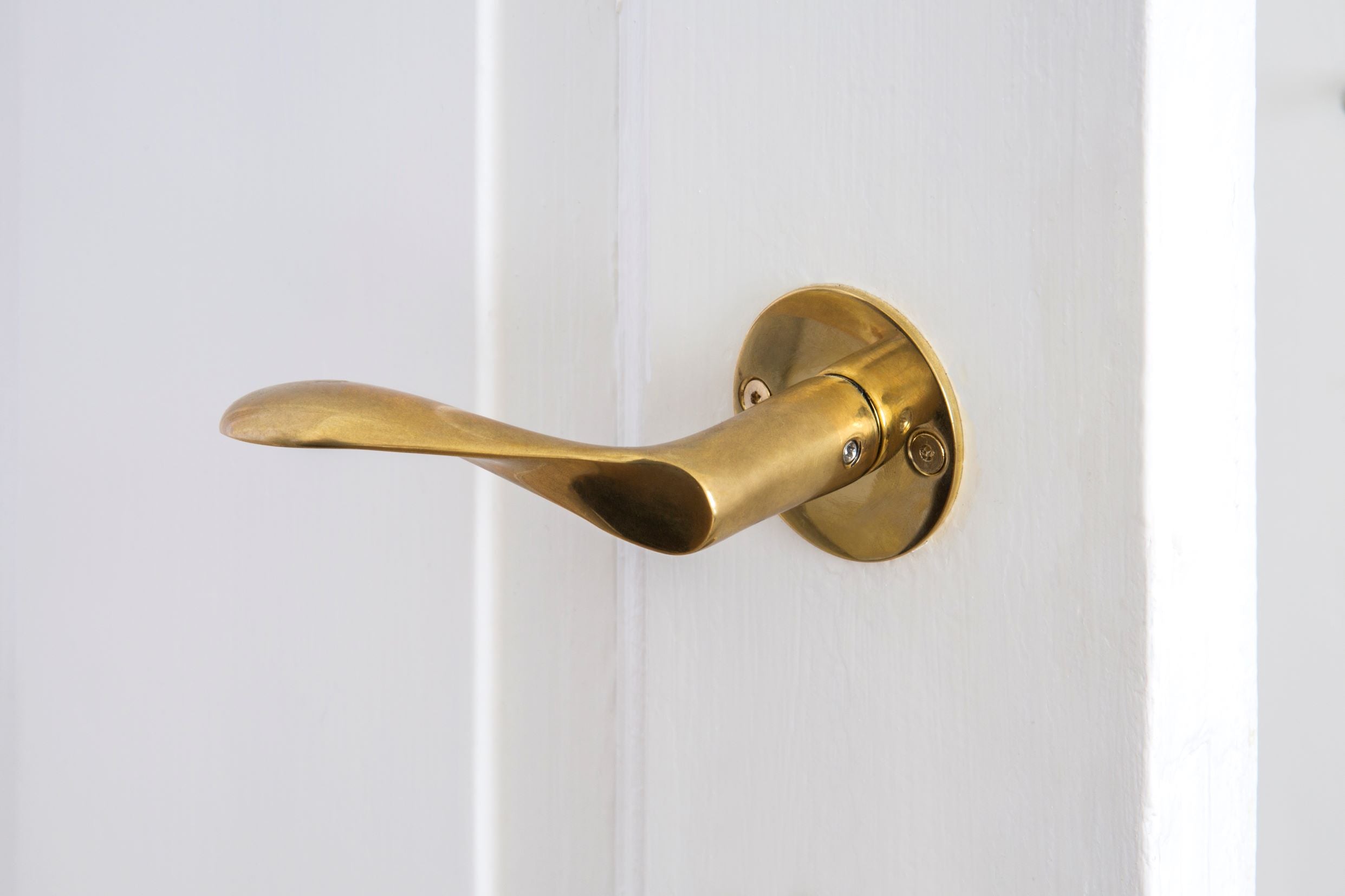 Arne Jacobsen dørhåndtag - AJ97 dørgreb i blank messing, lille model • d line