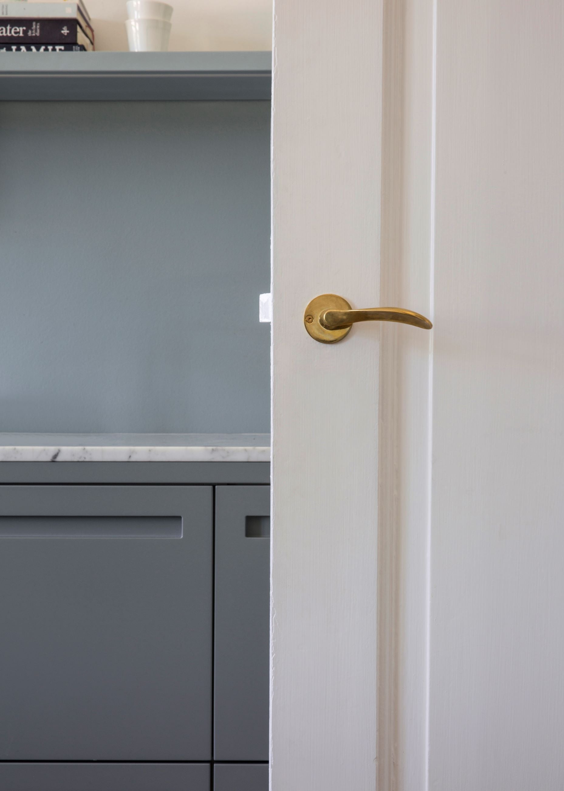 Arne Jacobsen dørhåndtag - AJ97 dørgreb i blank messing, lille model • d line