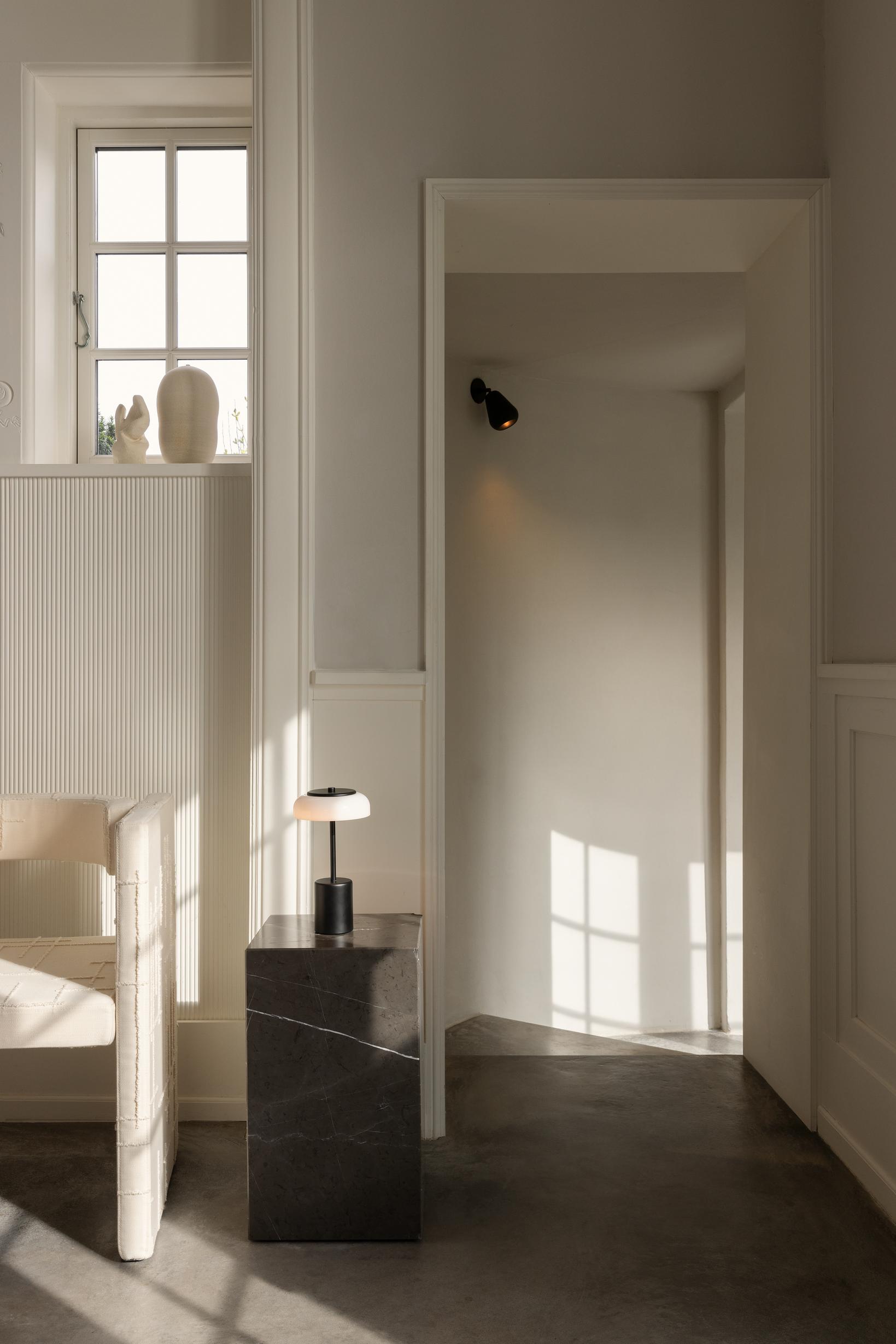 Blossi Table Mini, portable bordlampe, sort / opal • NUURA