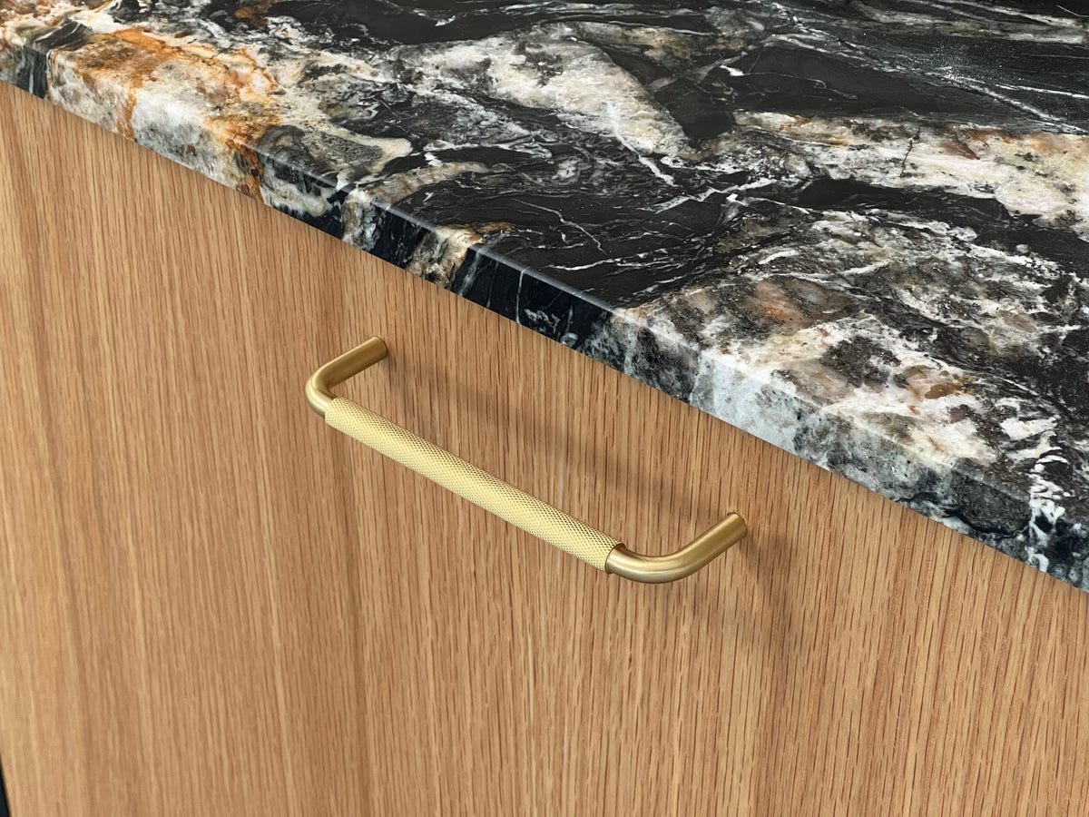 Køkkengreb med diamond cut i børstet messing uden lak - Østerbro • Chr. Jørgensen - Copenhagenhomedesign