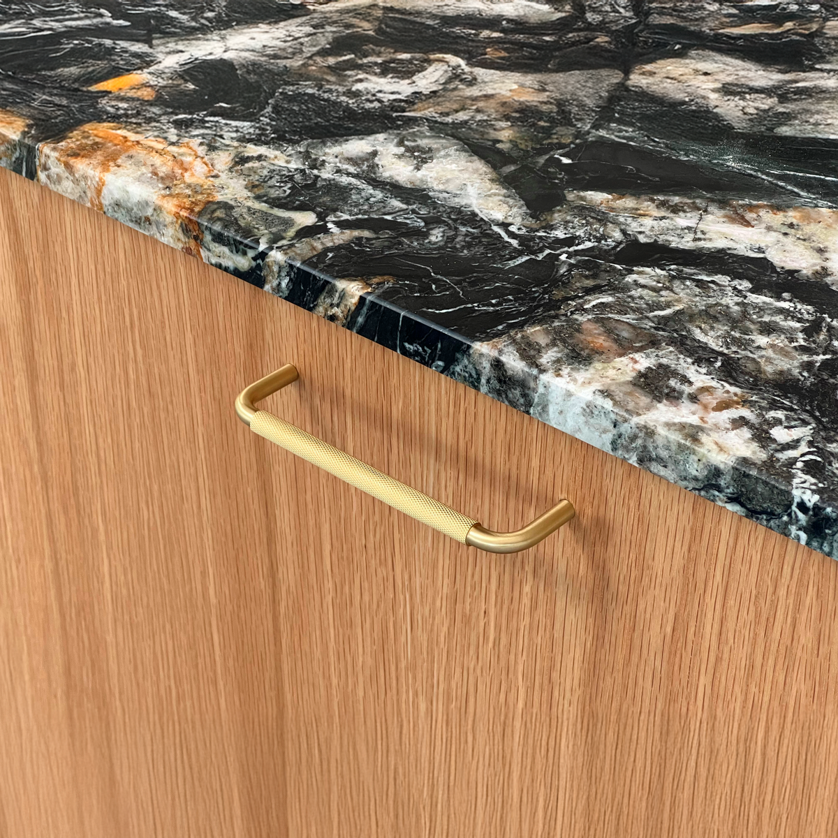Køkkengreb med diamond cut i børstet messing uden lak - Østerbro • Chr. Jørgensen - Copenhagenhomedesign