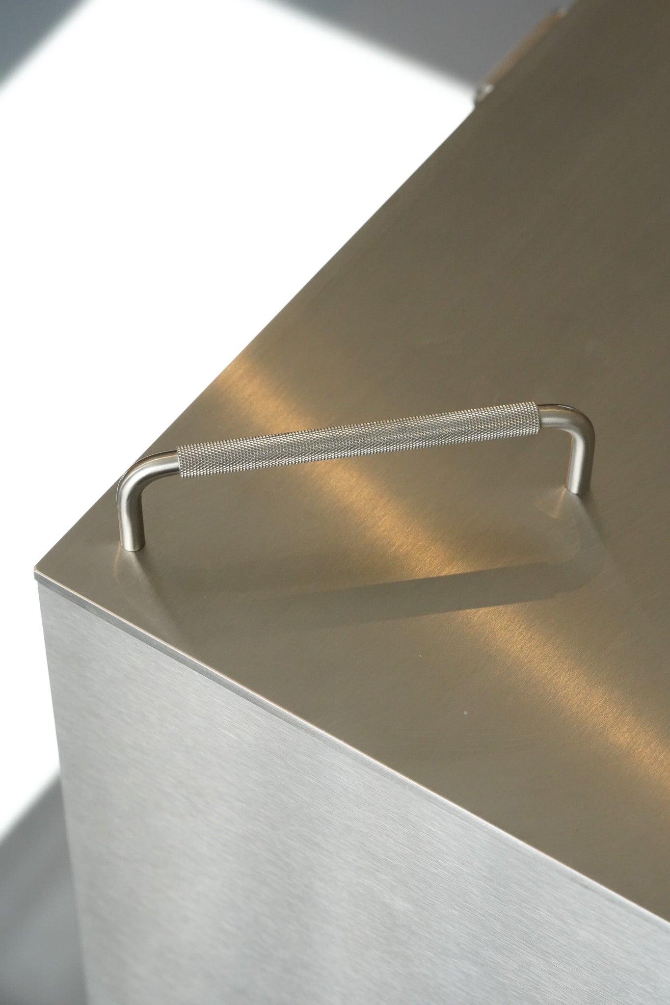 Østerbro • Køkkengreb med diamond cut, rustfrit stål look