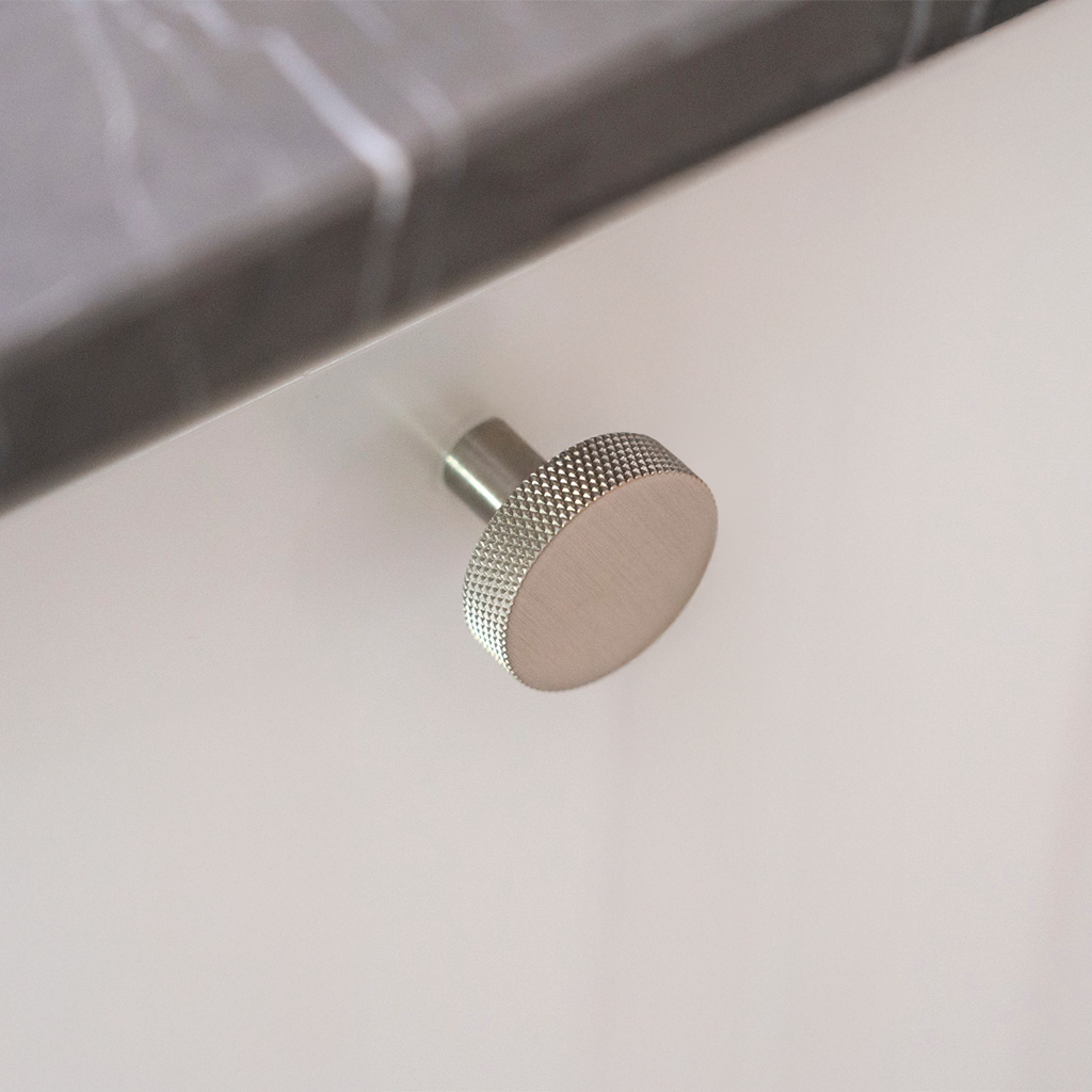 Østerbro • Møbelknop med diamond cut, rustfrit stål look