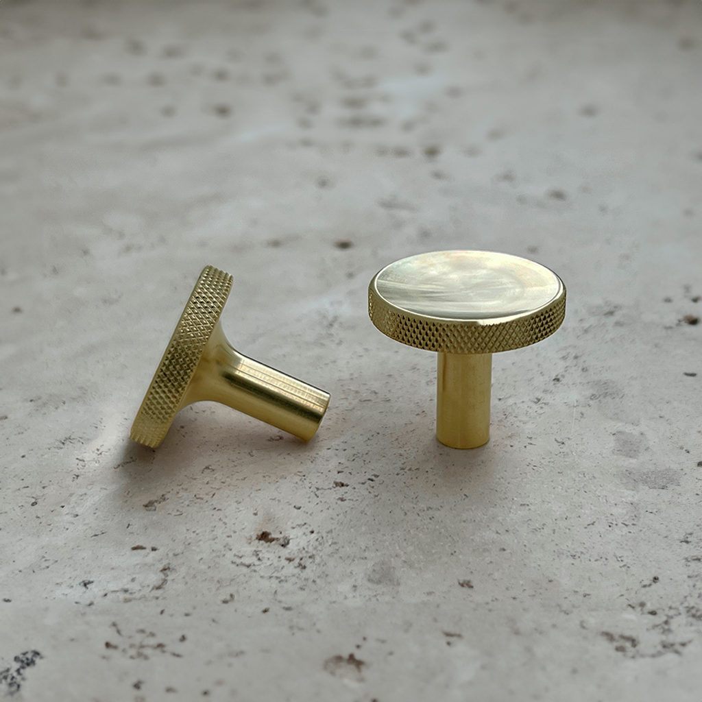 Søllerød • Møbelknop med diamond cut, blank messing uden lak