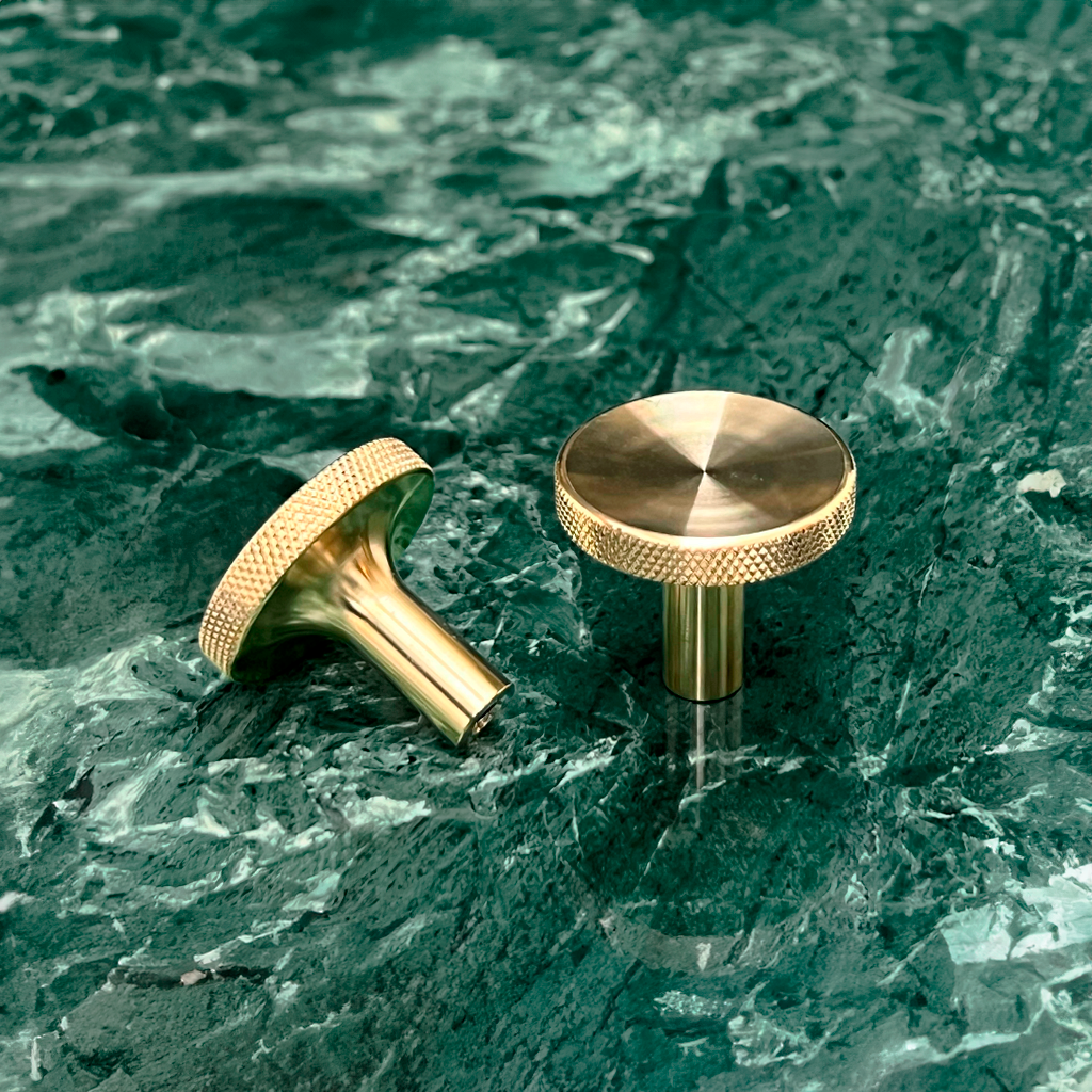 Søllerød • Møbelknop med diamond cut, blank messing uden lak