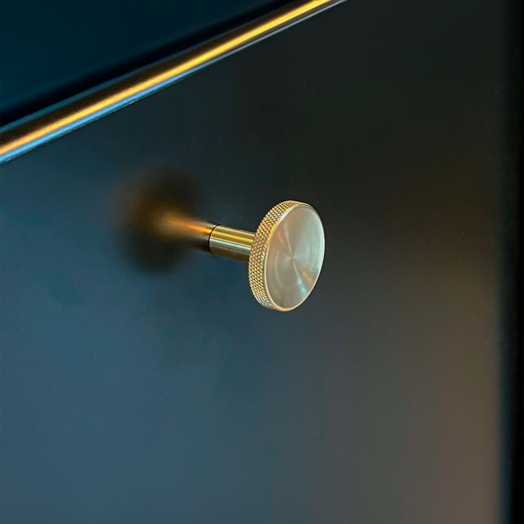 Søllerød • Møbelknop med diamond cut, blank messing uden lak