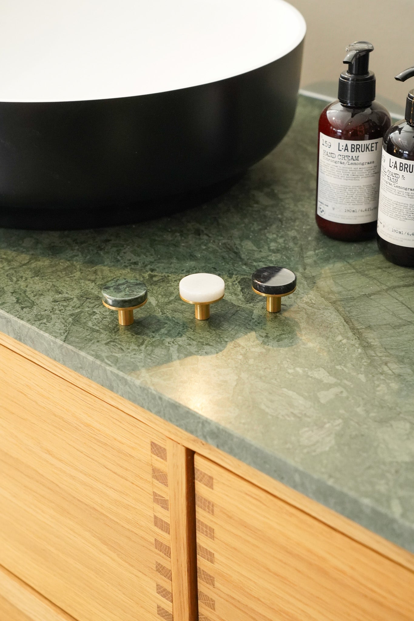 Trørød • Møbelknop, hvid marmor og børstet massiv messing med lak